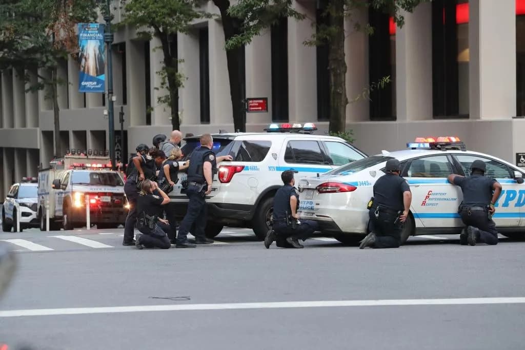 曼哈頓中城知名地標「345 Park Avenue」遭遇重大槍擊案，造成多人死傷，其中還有員警殉職。（翻攝自紐約郵報）