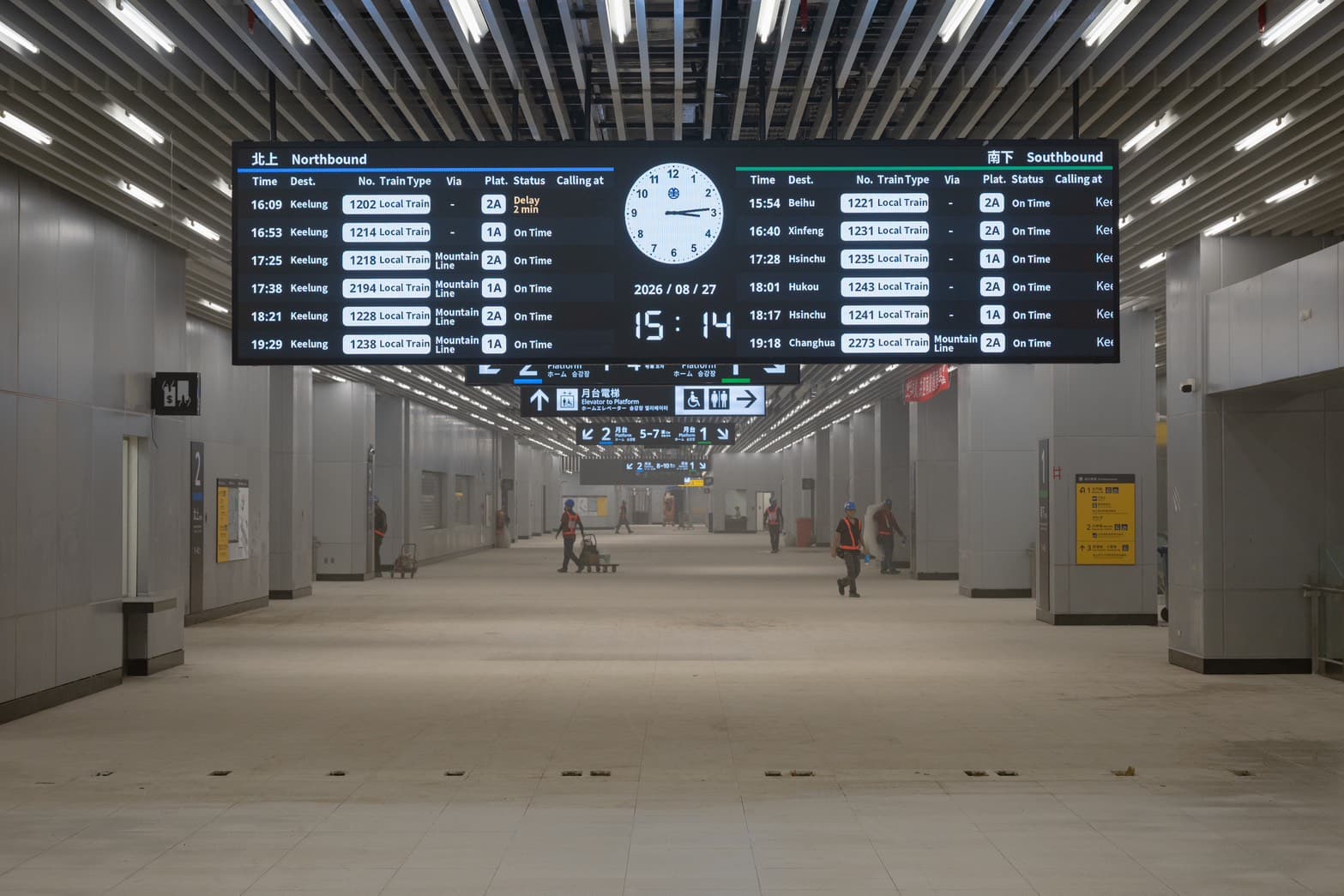 新臺南車站穿堂層，時刻表採用「北上藍、南下綠」的標示方式，方便旅客辨識乘車方向。（交通部鐵道局提供）