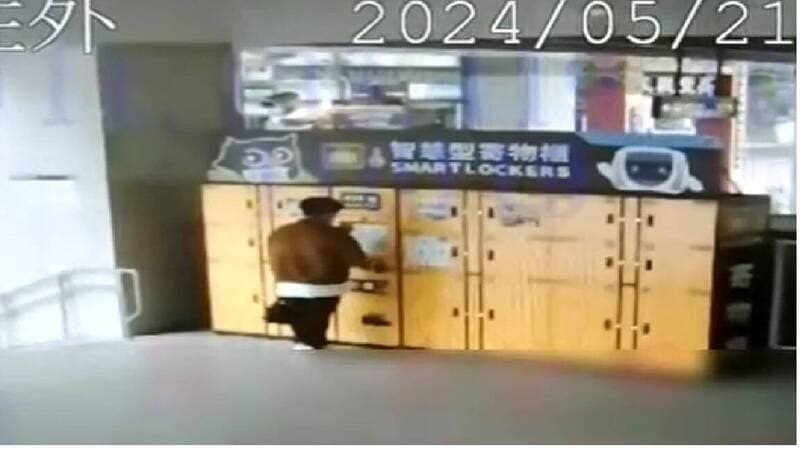 洪姓凶嫌把3把刀藏在身上，再把行李放置水安站置物櫃。（警方提供）