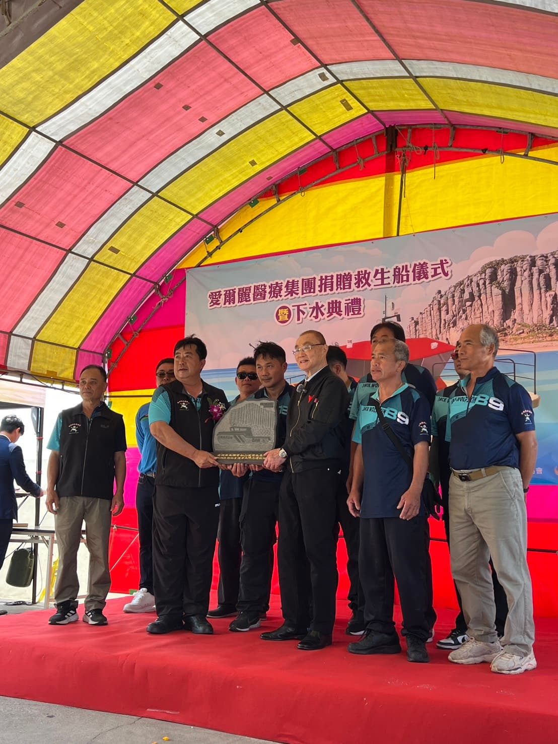 前國防部長馮世寬及愛爾麗集團總經理張富榮代表常董事長出席受贈，並由澎湖縣副縣長林皆興代表縣政府致贈感謝狀，以感謝常如山及劉貞華兩位董事長，長期以來對澎湖的挹注與支持。（愛爾麗集團提供）