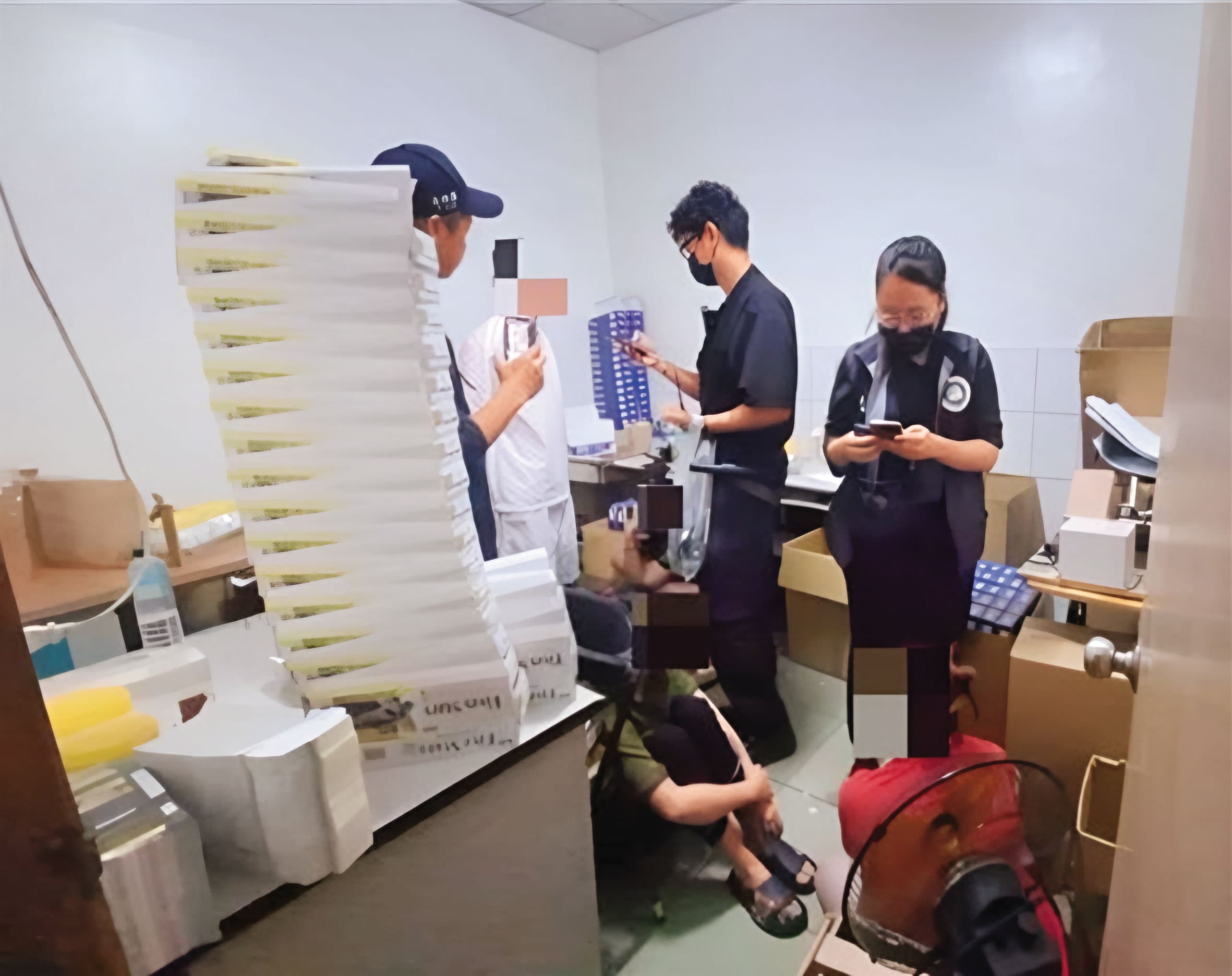 彰化海巡署查緝私菸，頻傳「內神通外鬼」，以人頭扛下罪責，大筆罰鍰也成呆帳。圖非當事人。（彰化專勤隊提供）