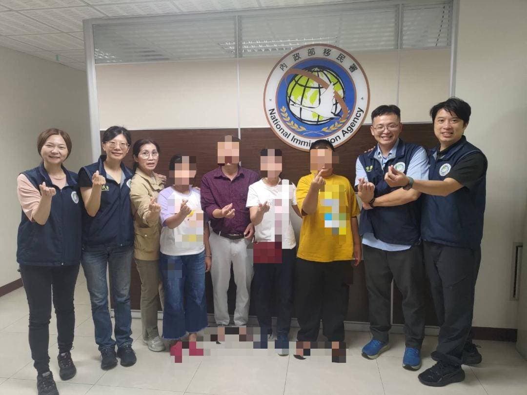被援救的孩子與越南家人團聚後至移民署感謝專案人員。(警方提供)