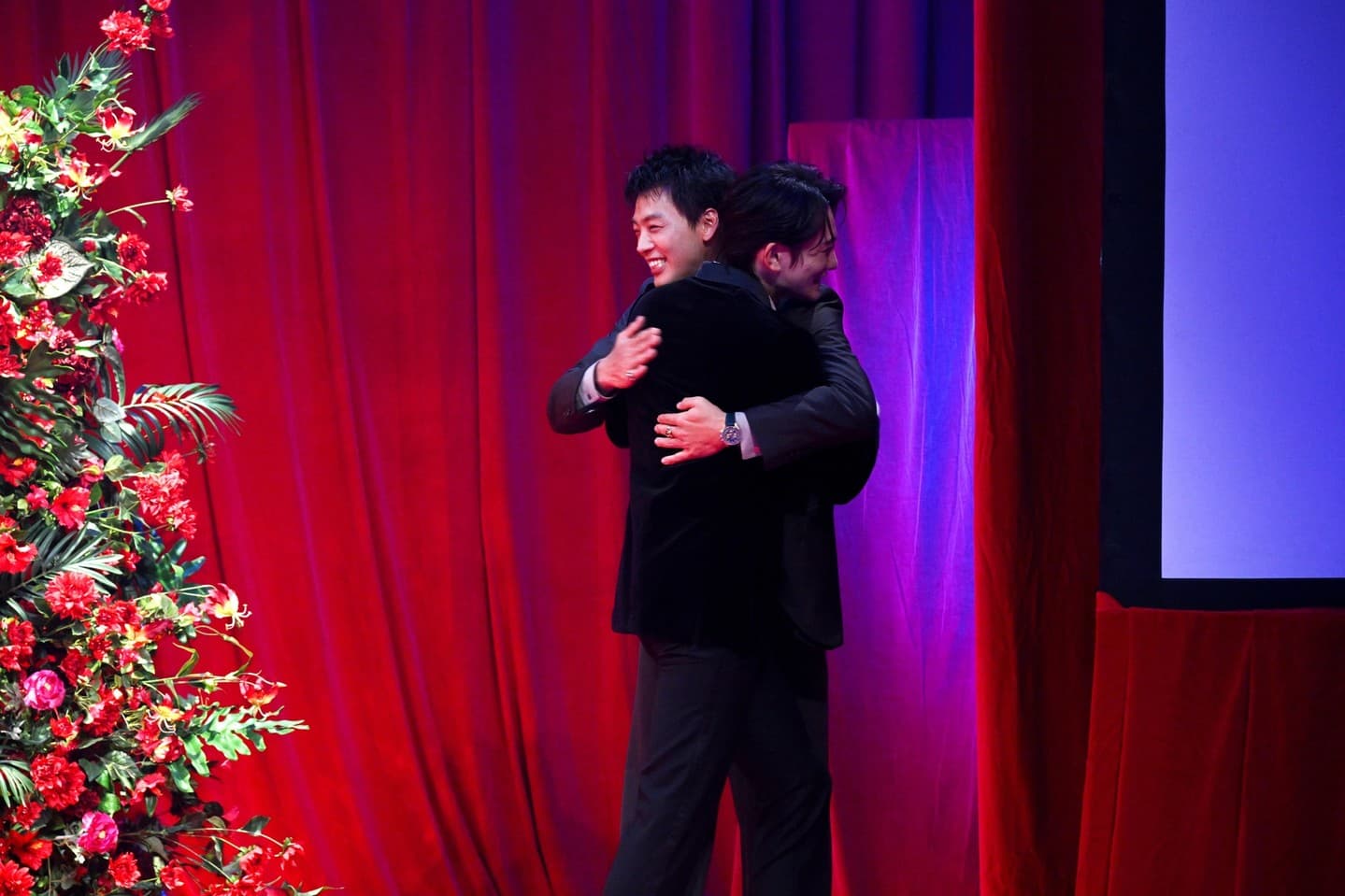 竹內涼真與町田啓太在記者會上擁抱。（翻攝Netflix jp IG）