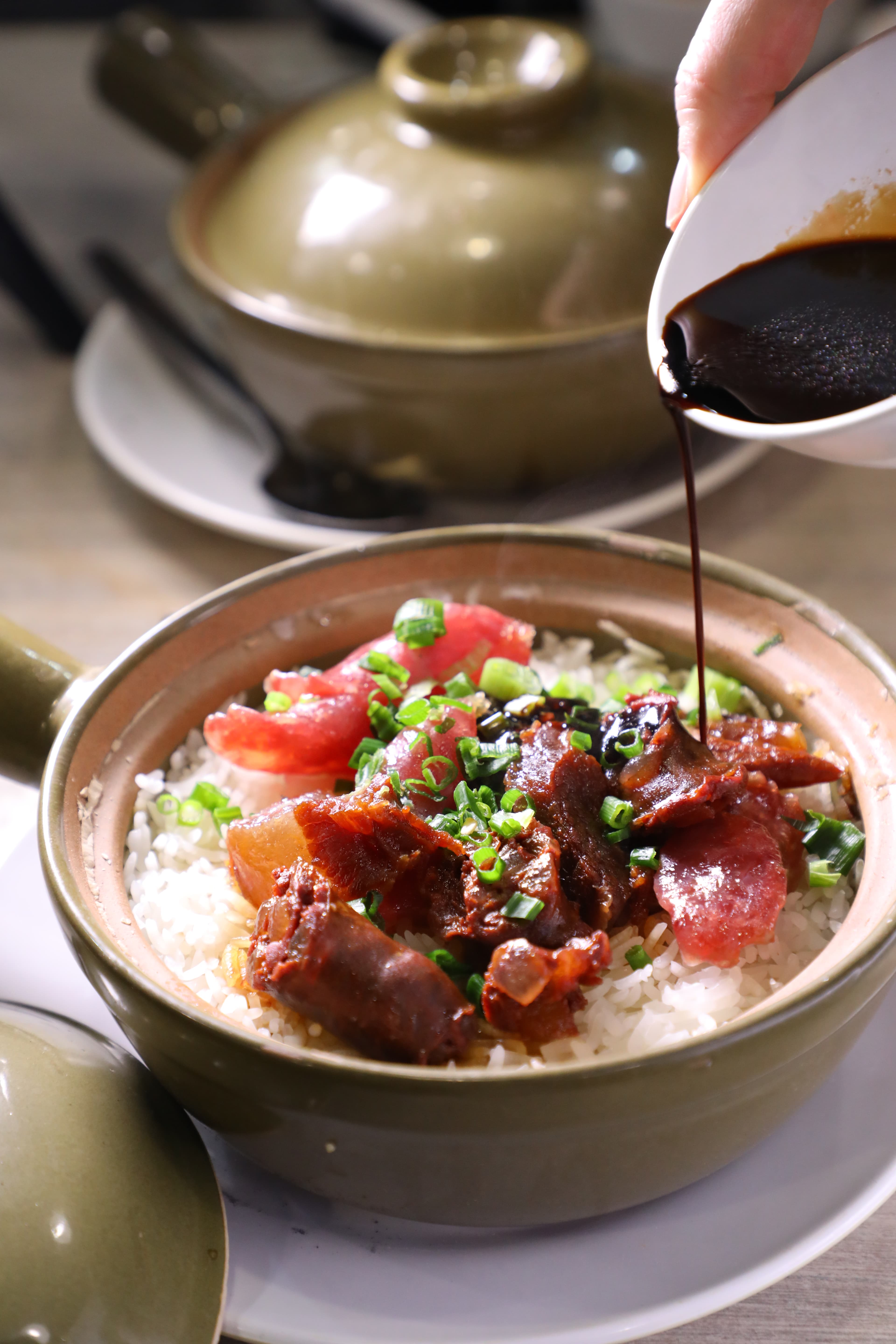 淋上特製的豉汁醬料的「臘味飯」，內有切成厚片的臘腸、潤腸（肝腸）與臘肉。（港幣88元／份，NT$361）