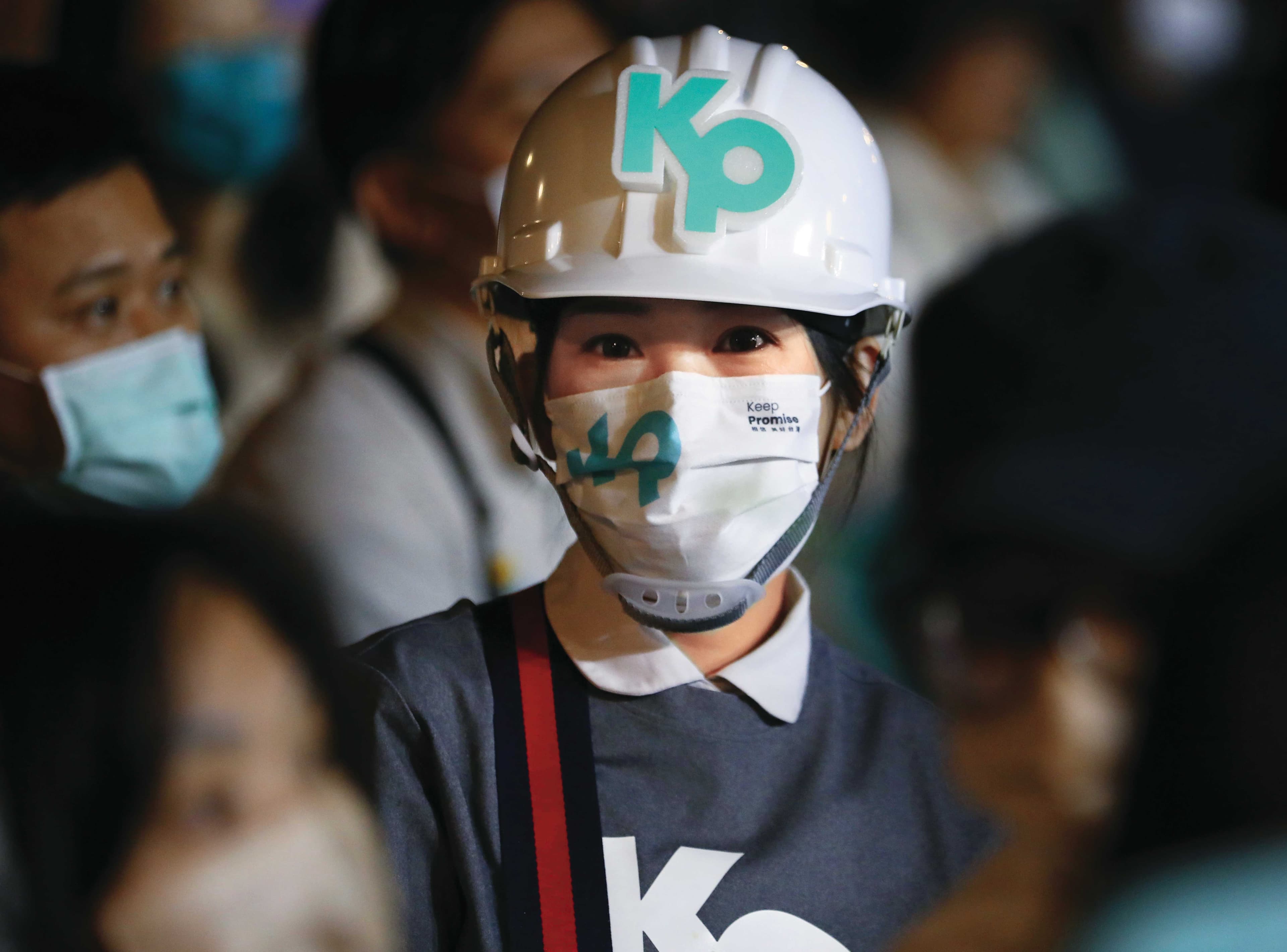 藍營委託民調顯示，白營基本盤3個月來從10％萎縮至7％左右，小草對新北選舉的未決或不投比例則增至2成。