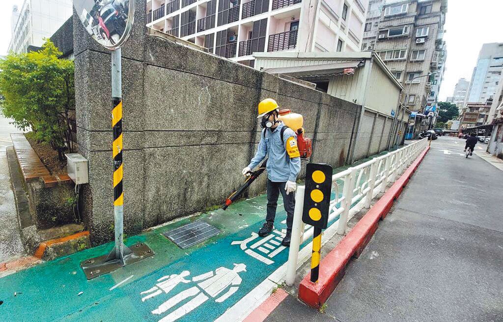台北市一名老翁因漢他病毒死亡，衛生局隨即展開清消。（台北市衛生局提供）