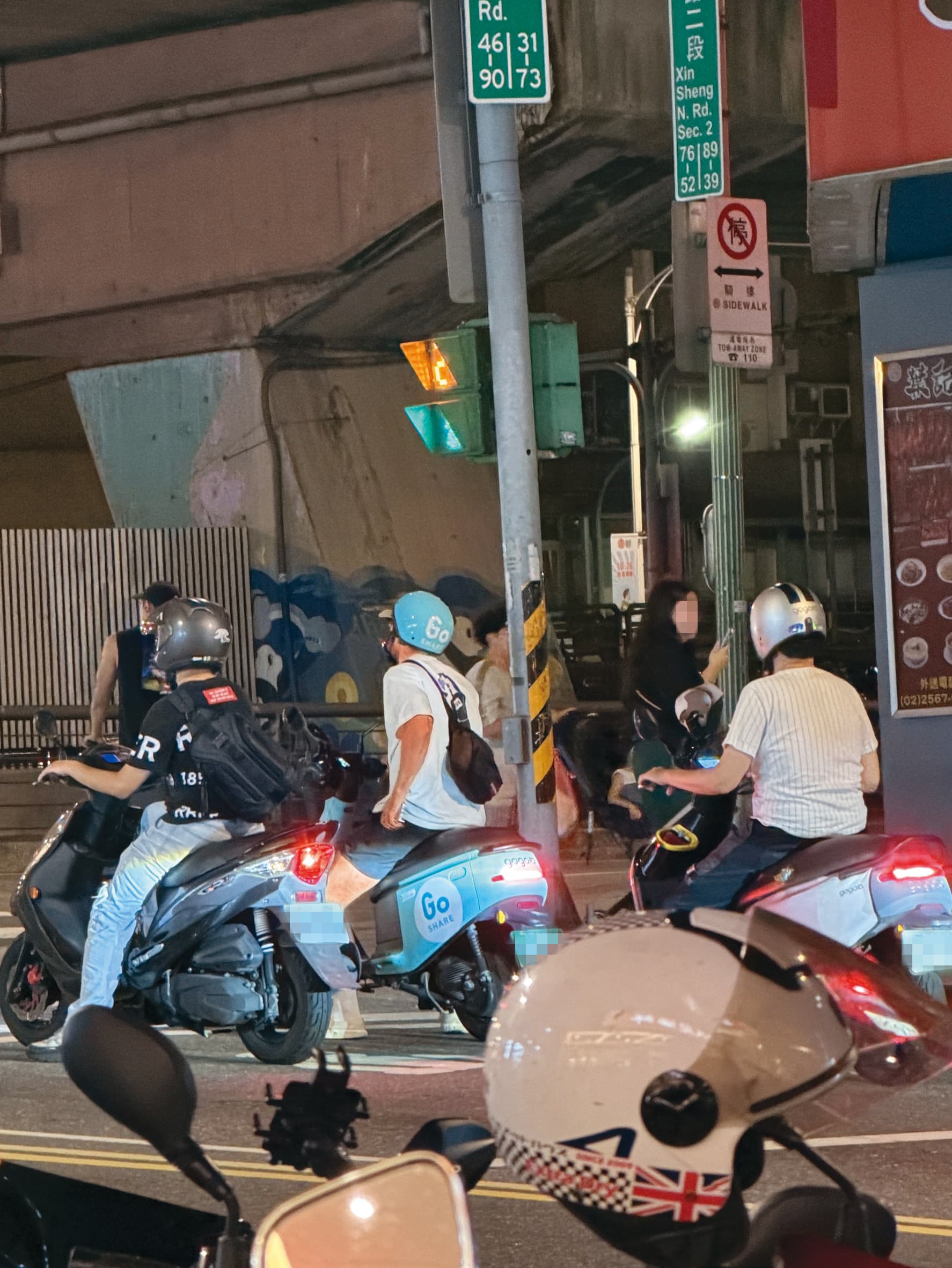 不少民眾都認出酷來，他滑完手機等綠燈便騎車離去。（讀者提供）