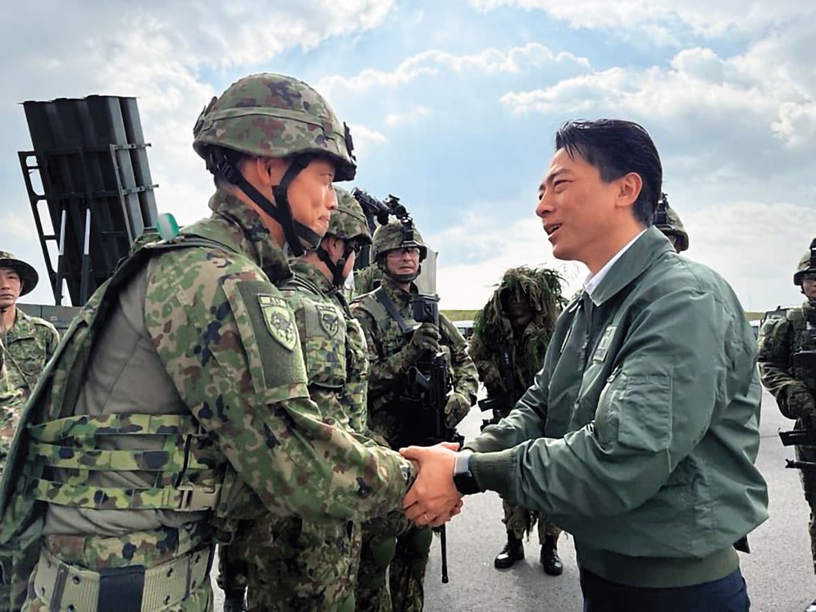 日本防衛大臣小泉進次郎（右）前往與那國島視察，還宣布將在沖繩諸島部署飛彈，讓中國氣得直批挑釁。（翻攝小泉進次郎X）
