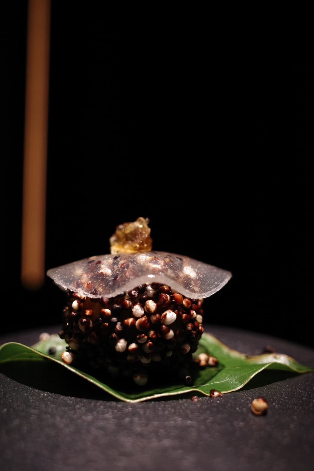 搭配「花苞」的小點，是以脆口的黎麥包著裹上黃豆粉的綿密豆沙，充滿日系風味。