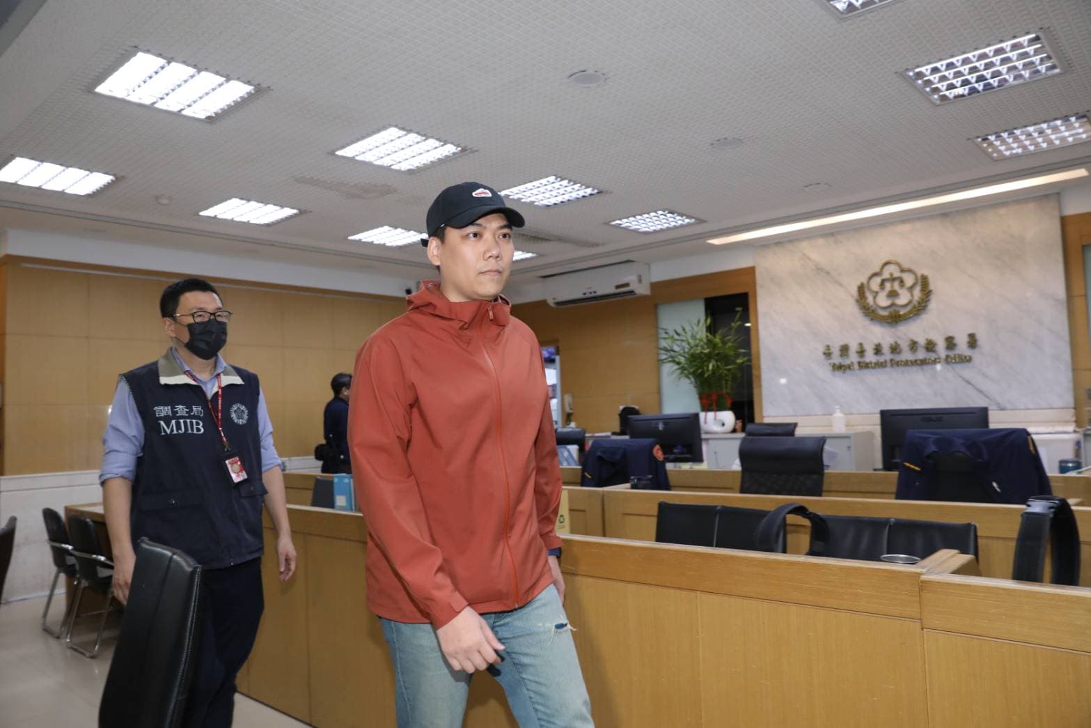 賴苡任被移送北檢複訊。
