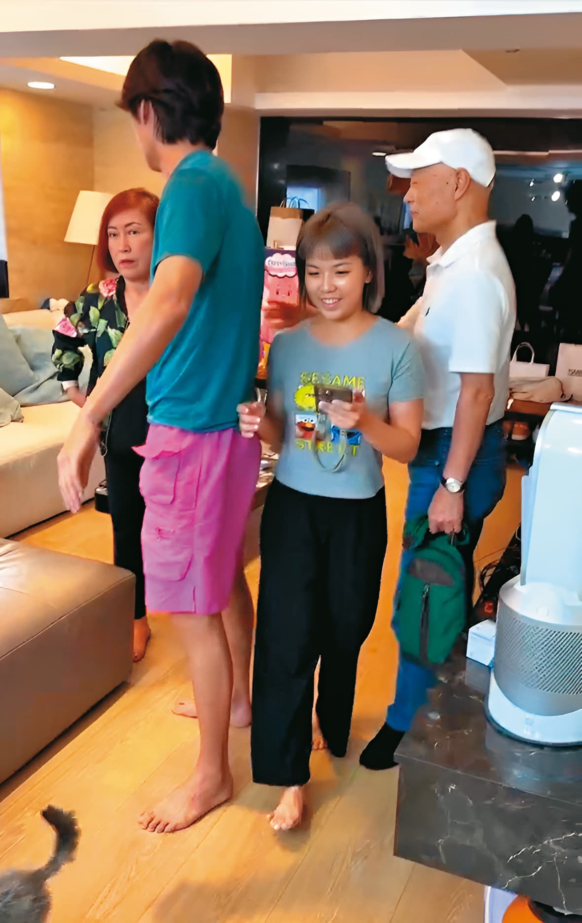 黃鐙輝（左2）和妻子萁萁（右2）在安晨妤家中聚會，意外目睹這場鬧劇，事後萁萁也出庭作證還原事發經過。