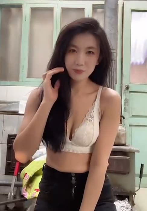 王木木在燒烤店內直播時輕解羅衫，情色不設限。（翻拍微博）