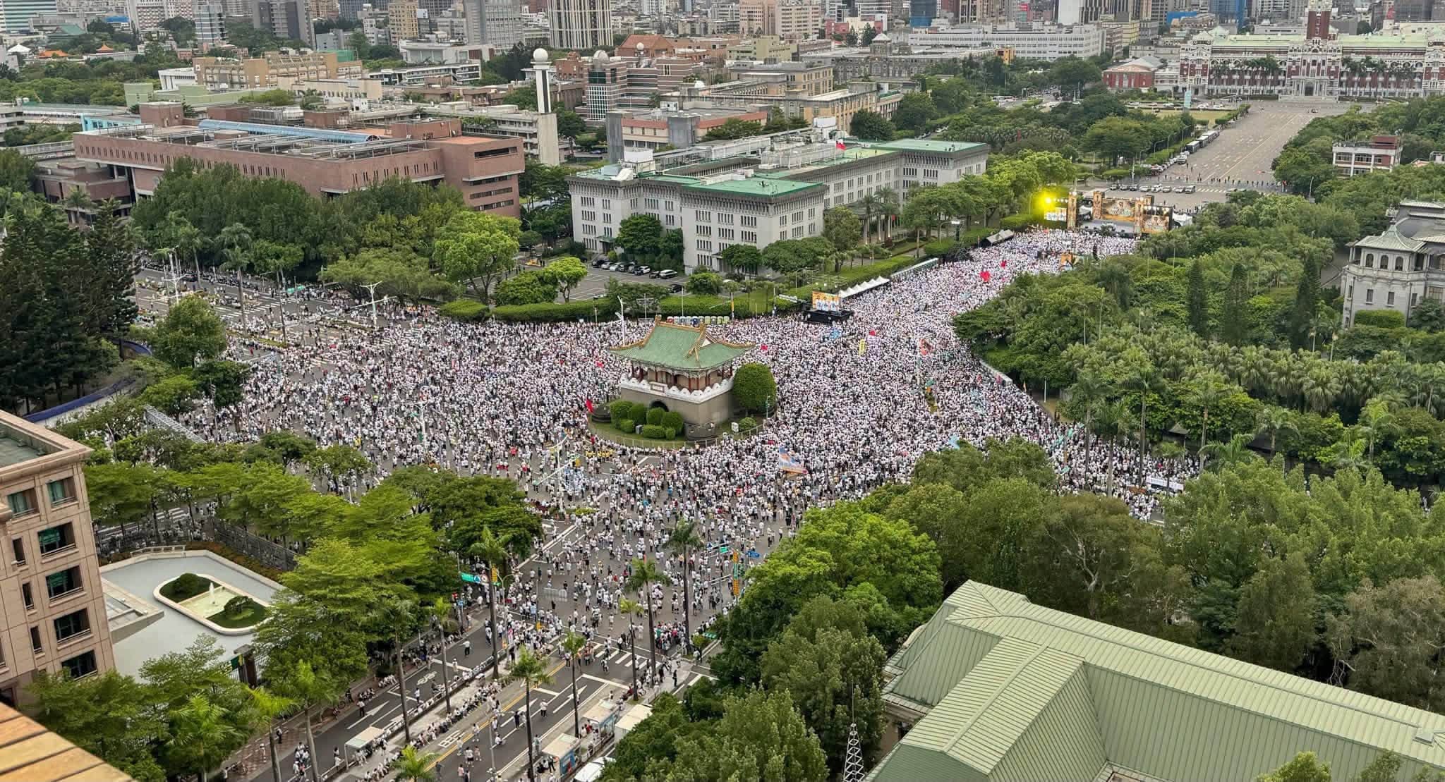 國民黨今晚於凱道舉辦「我是人，我反毒台」集會。（翻攝自臉書@國民黨立法院黨團）