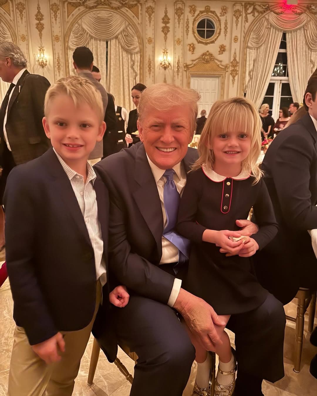 川普和兩個可愛的孫子路克、孫女卡羅萊娜。(翻攝laraleatrump IG)