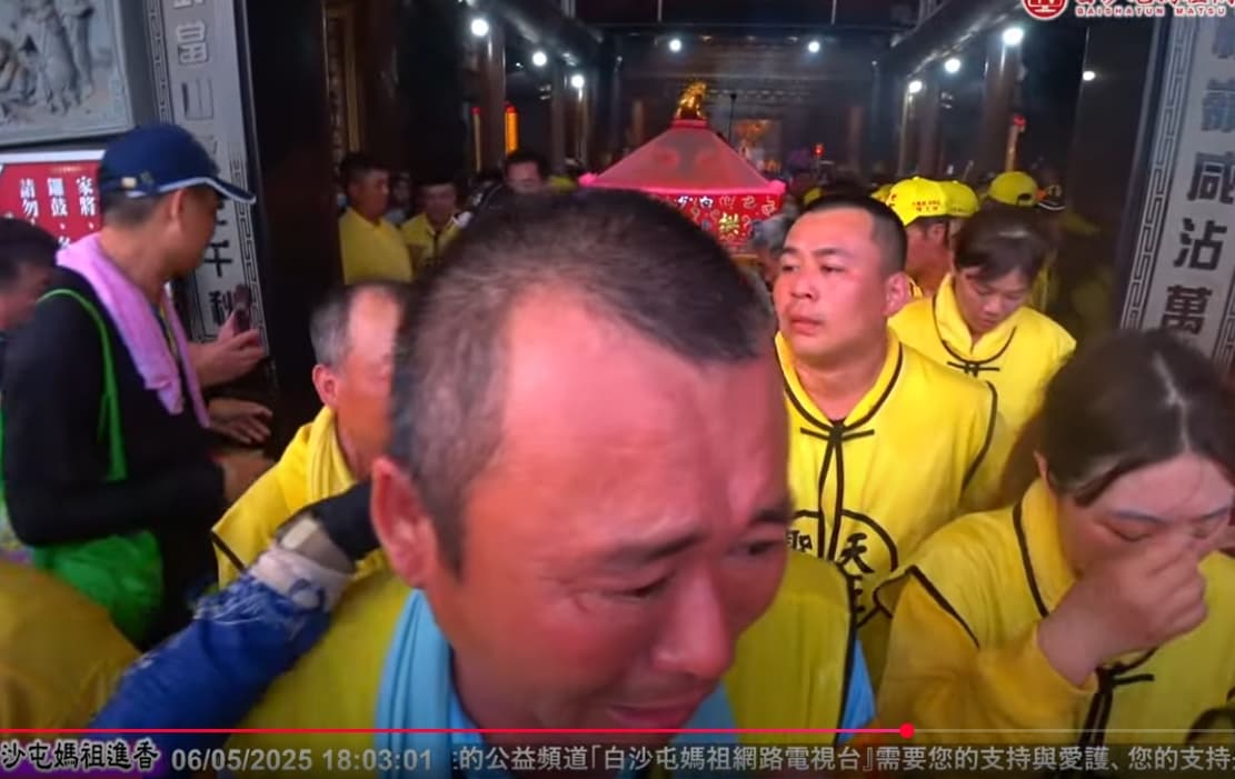香擔大哥爆哭，旁人趕緊伸手安慰。（翻攝白沙屯媽祖網路電視台Youtube）