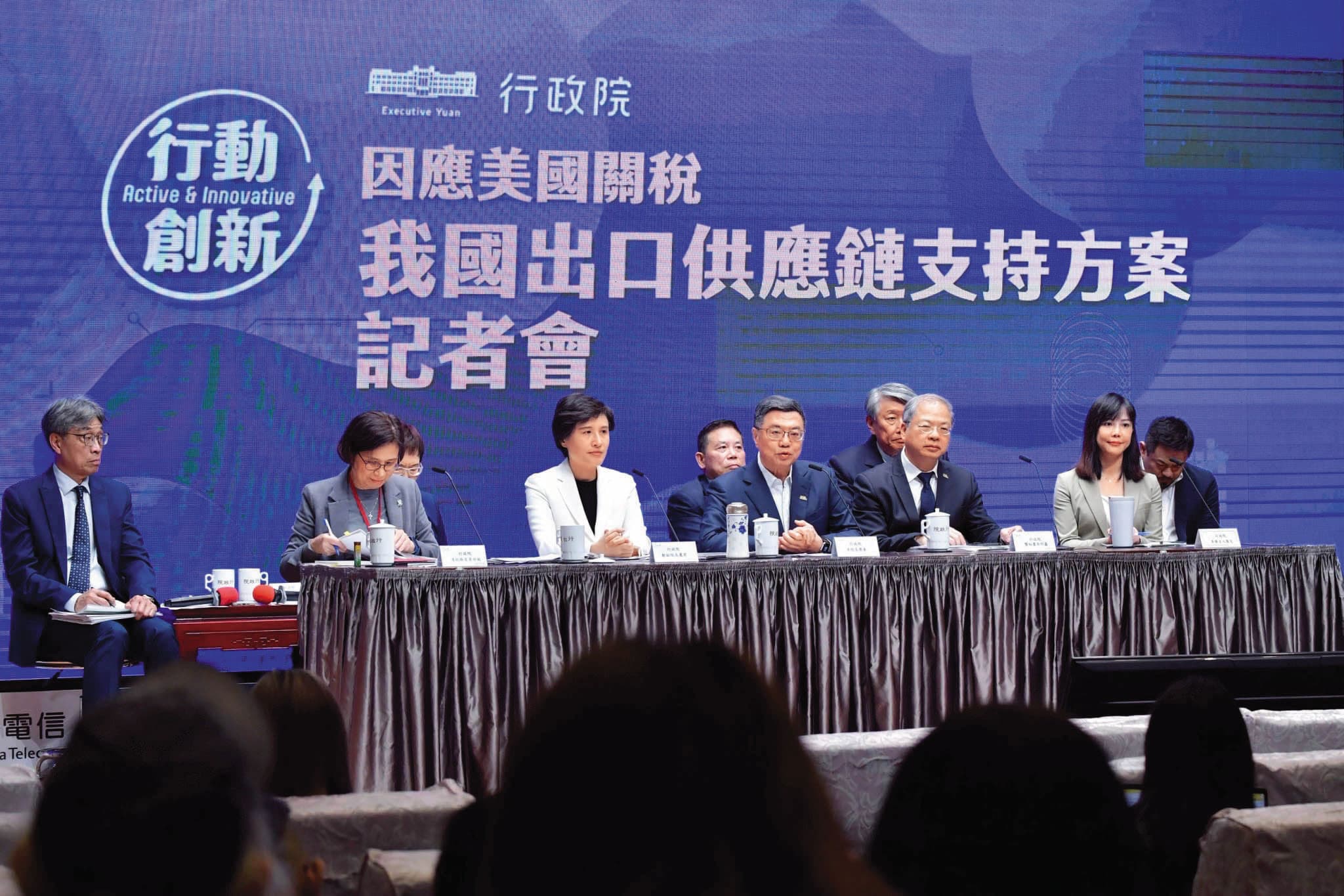 行政院在清明連假期間召開記者會，宣布八八○億元的紓困方案，以因應關稅衝擊。（翻攝行政院官網）
