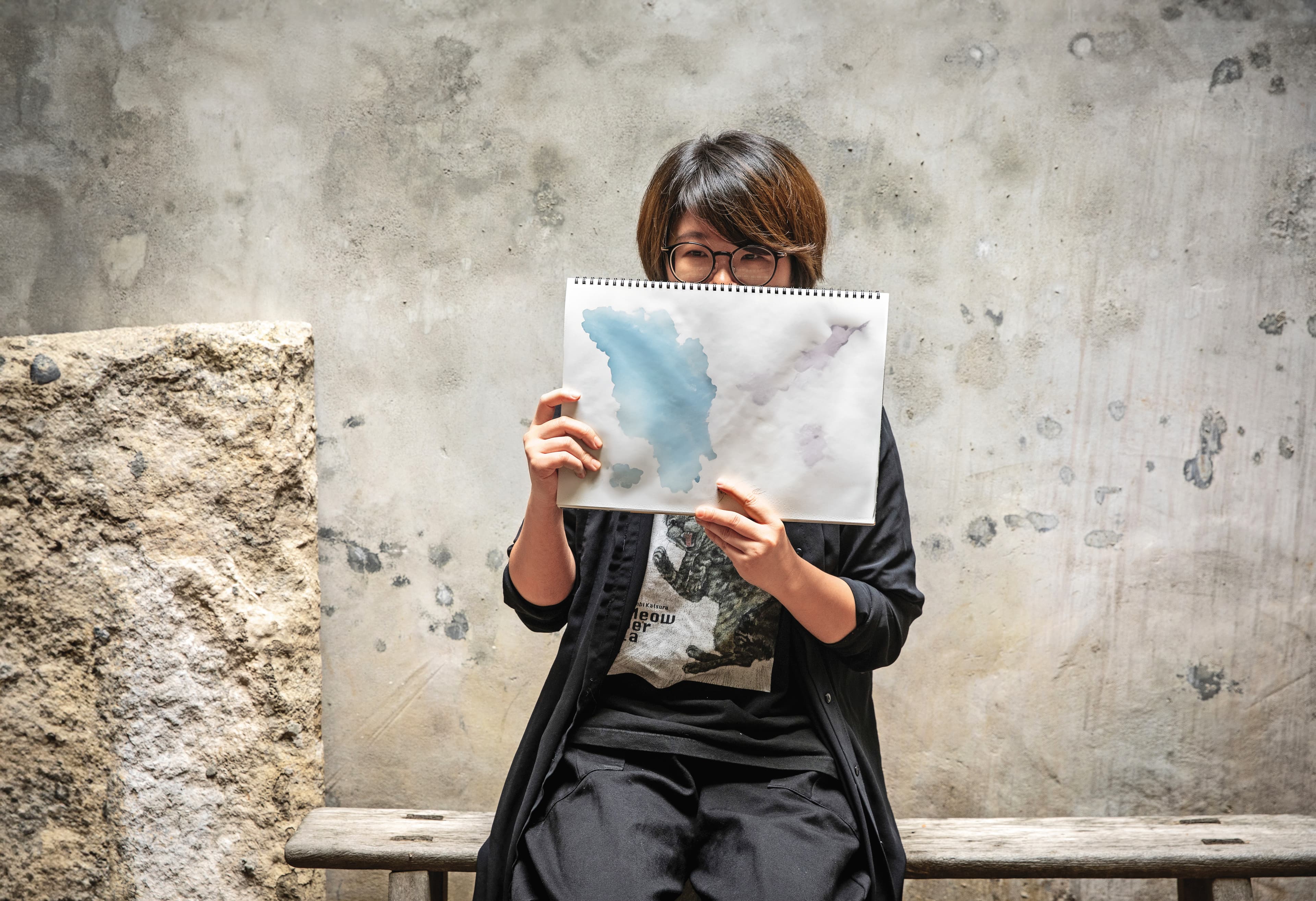 雅歌塔平常追美劇，熱愛漫畫、遊戲、小說。她懷念降級前的ChatGPT Plus，也知道明確的提示語可以提升回應正確率，但感性的創作人使用需求不同。