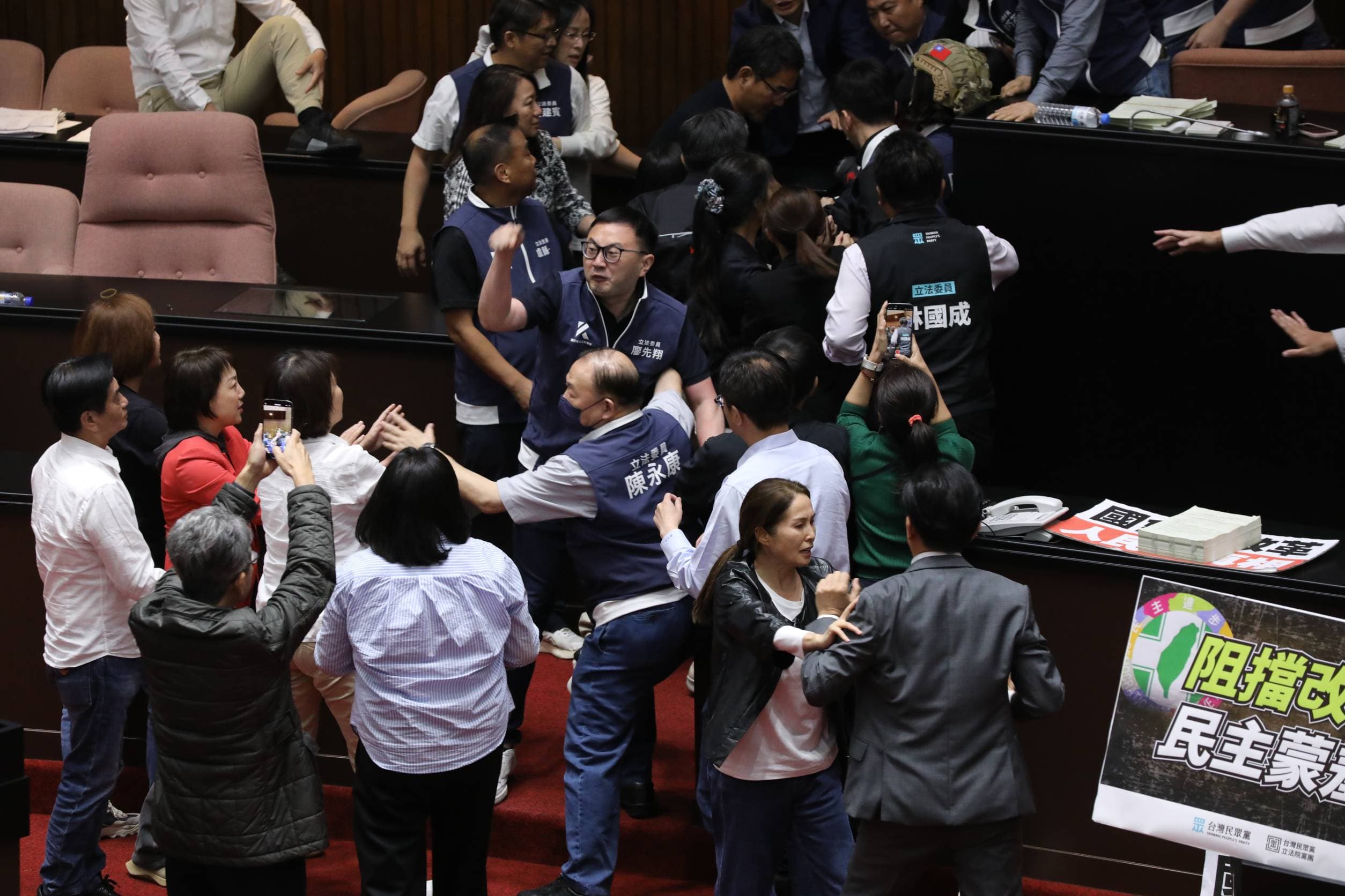 藍委廖先翔昨在議場內與綠委衝突，今早仍參加太平島考察行程。