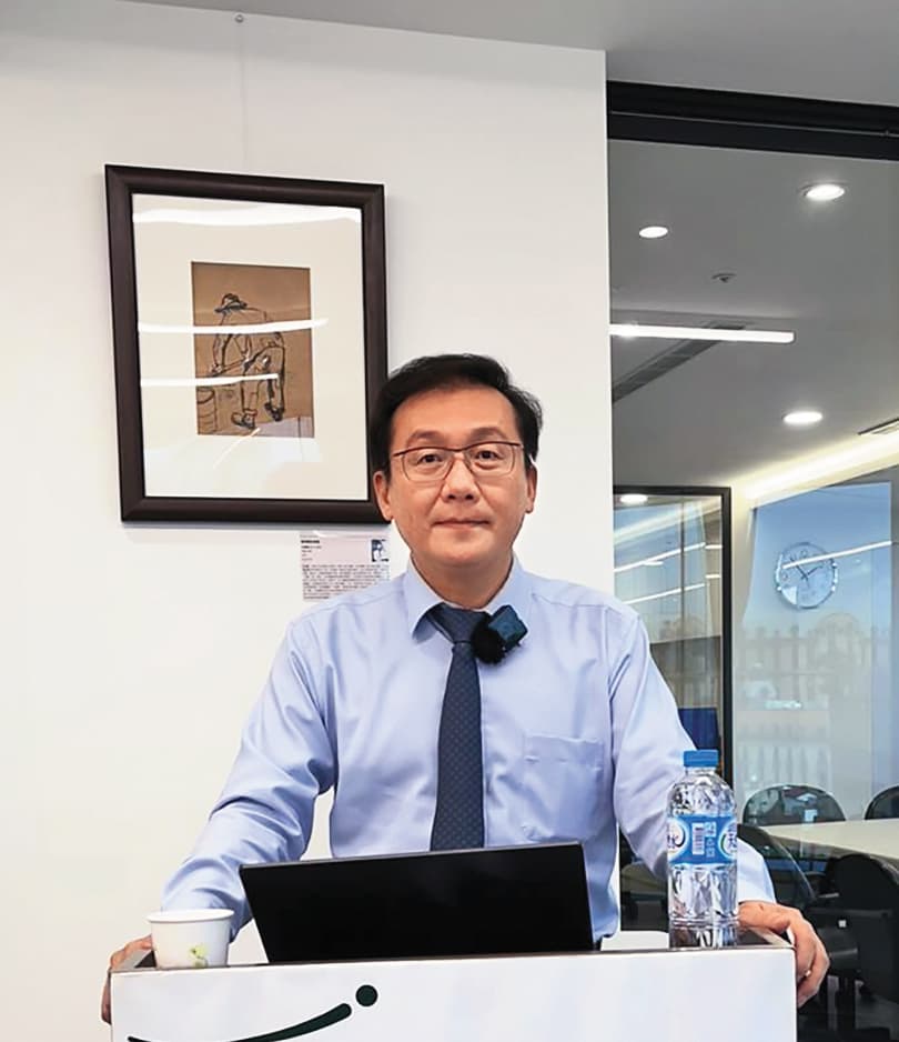 林靖在學術界及金融圈的名聲響亮，他常分享投資術，吸引不少人聆聽。（翻攝TIA 台灣勵志協會臉書）