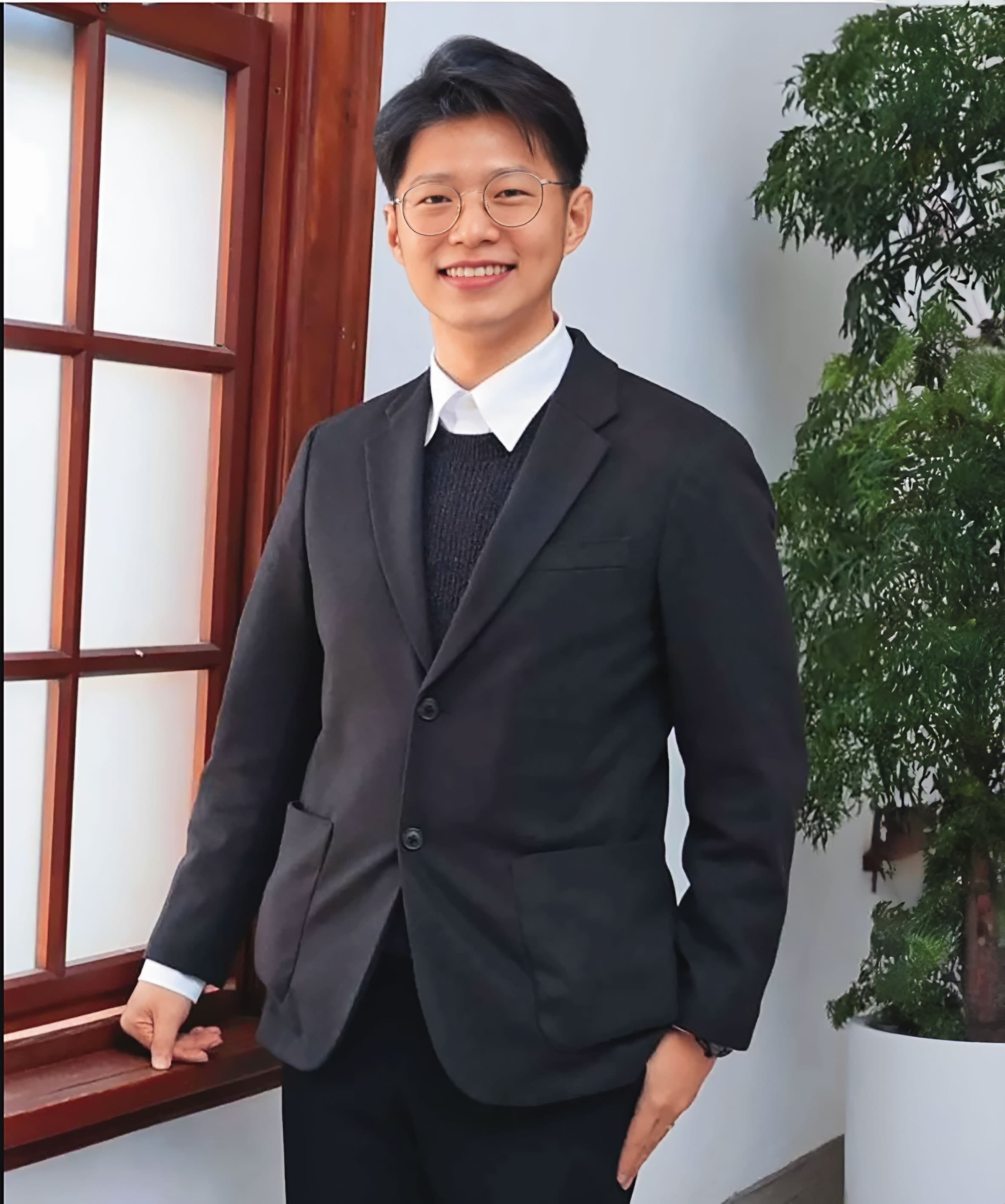 謝泊泓曾是柯文哲愛將，2023年遭本刊踢爆婚外情，但同樣在黃國昌任內升為副祕書長。（翻攝新竹市政府官網）