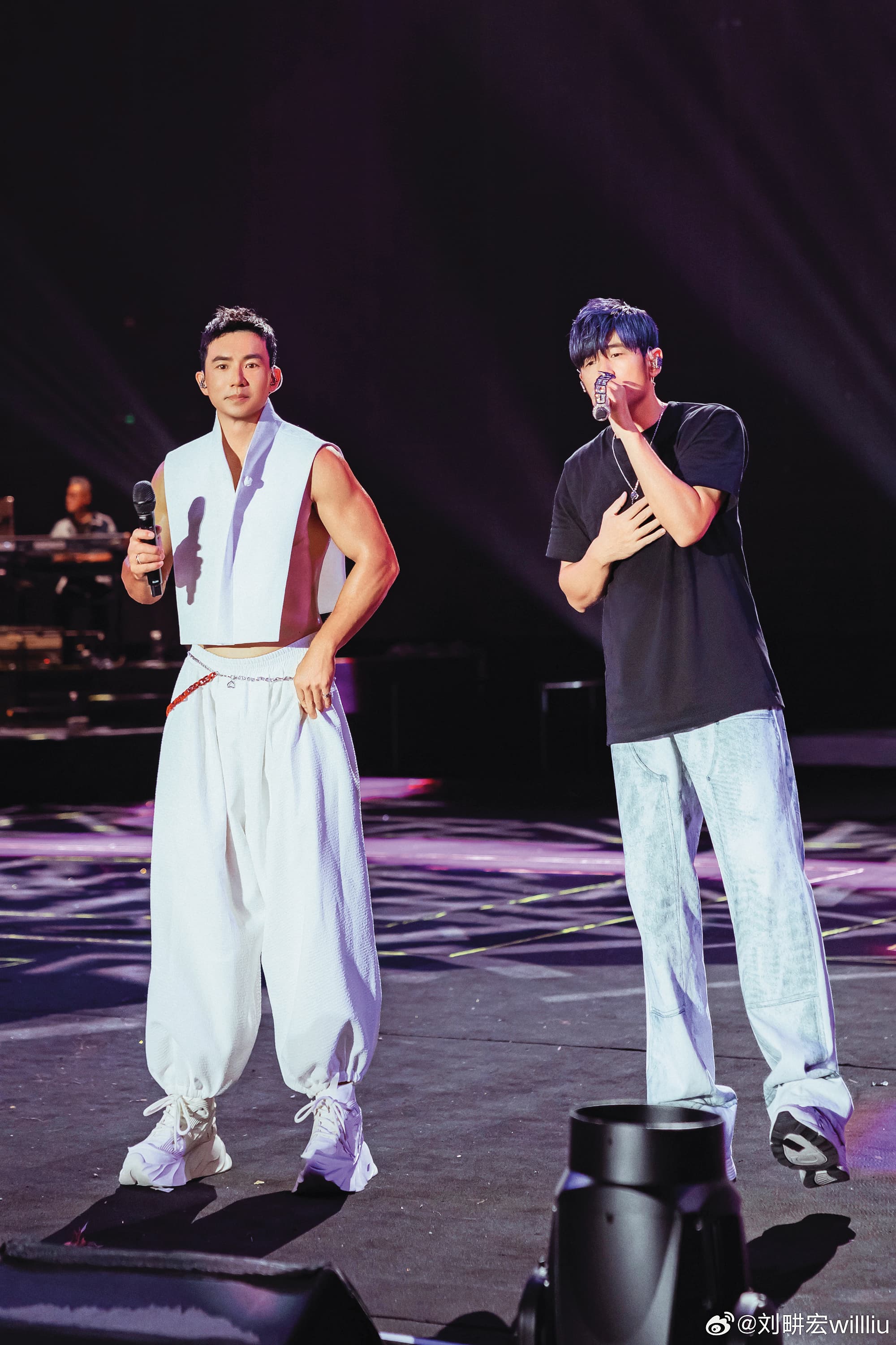 劉畊宏（左）和周杰倫（右）20多年交情未減，不時擔任演唱會嘉賓。（翻攝自劉畊宏微博）
