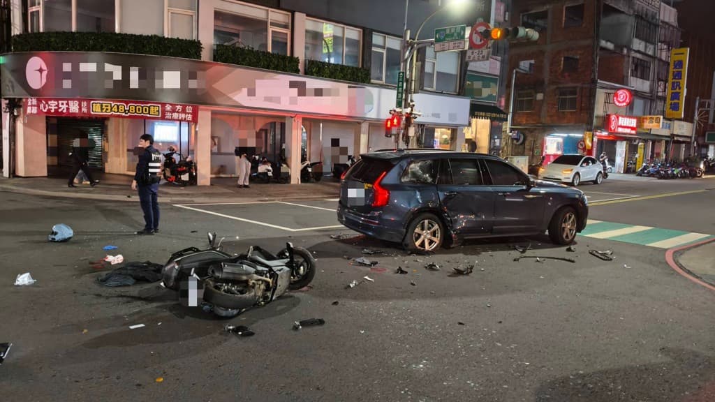 由於撞擊力道猛烈，機車零件散落一地。（翻攝畫面）