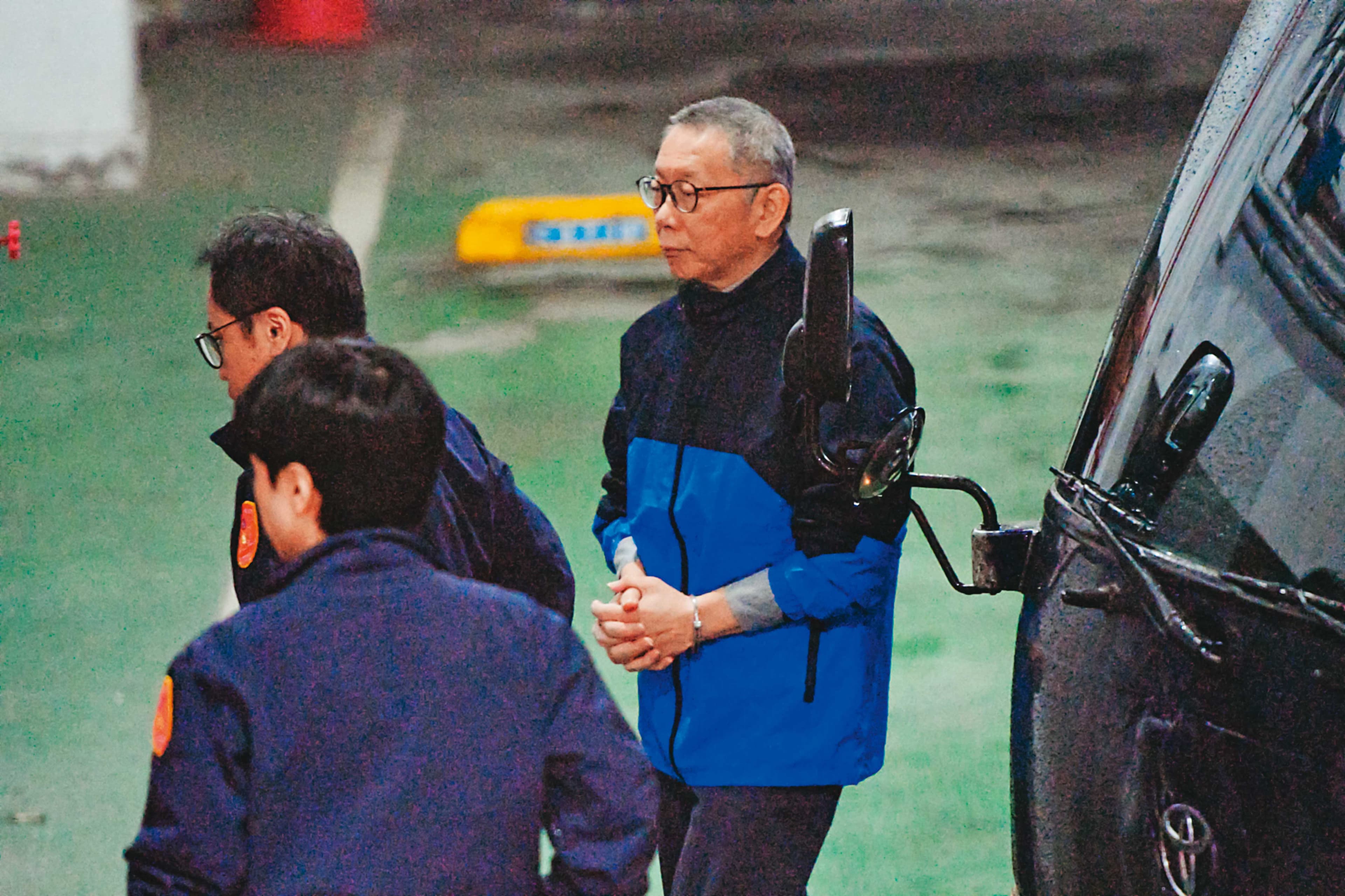 柯文哲（右）遭羈押後曾說：「一人政黨開始，不能一人政黨結束。」