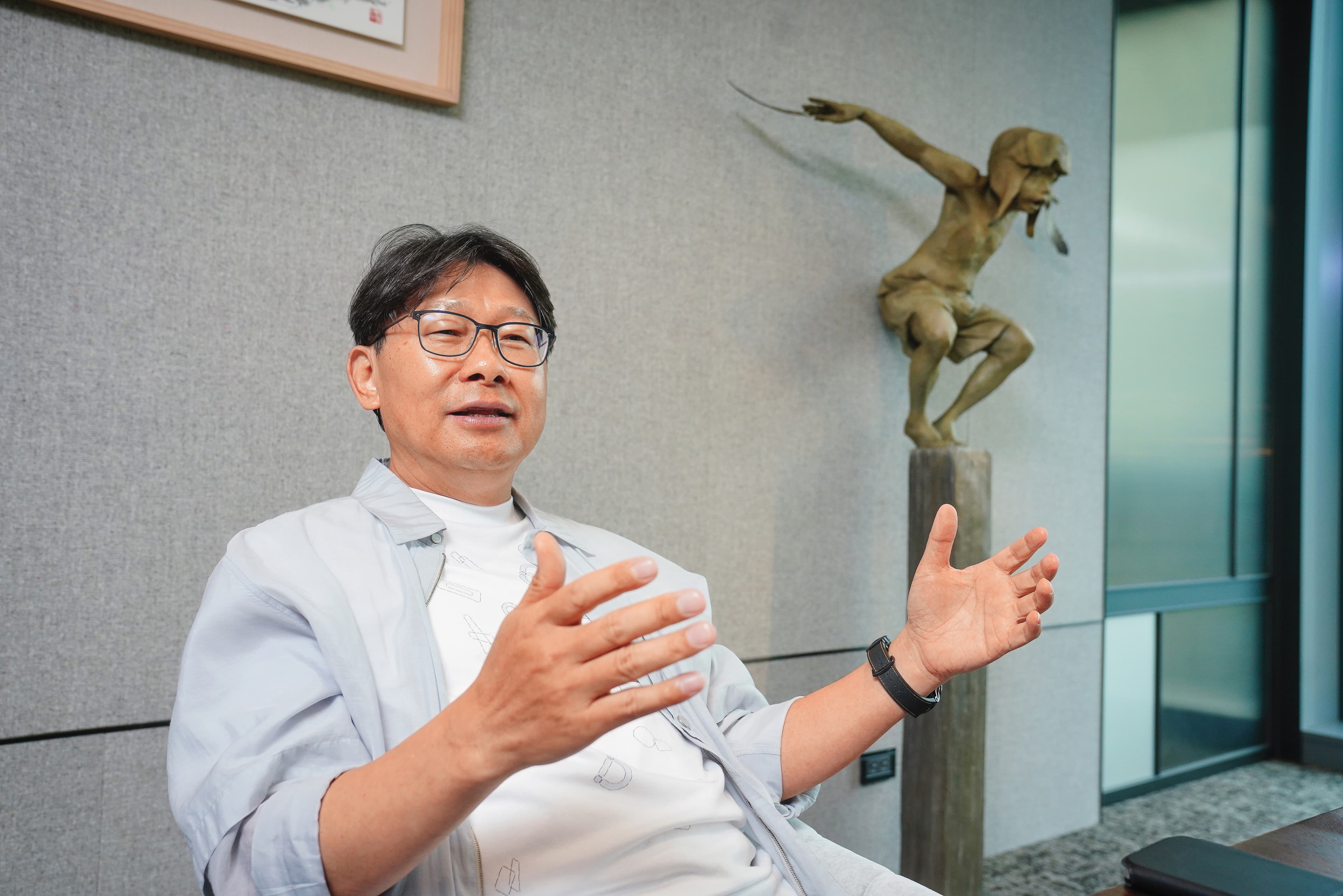 出身佃農家庭的姚連地從木工學徒一路走進建築業，歷經近40年房地產市場起伏，如今帶領亞昕朝多角化發展。