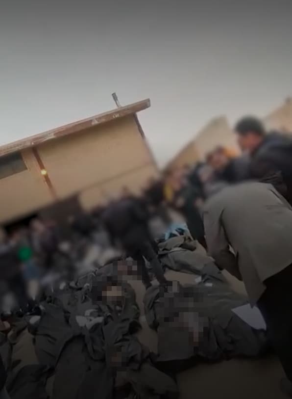 伊朗大規模暴動、官方血腥鎮壓，死亡人數過多，大量包裹在黑色屍袋中的遺體被直接擺放在露天庭院、未鋪設的泥土地，甚至就位在停車場的車輛旁。（翻攝畫面）
