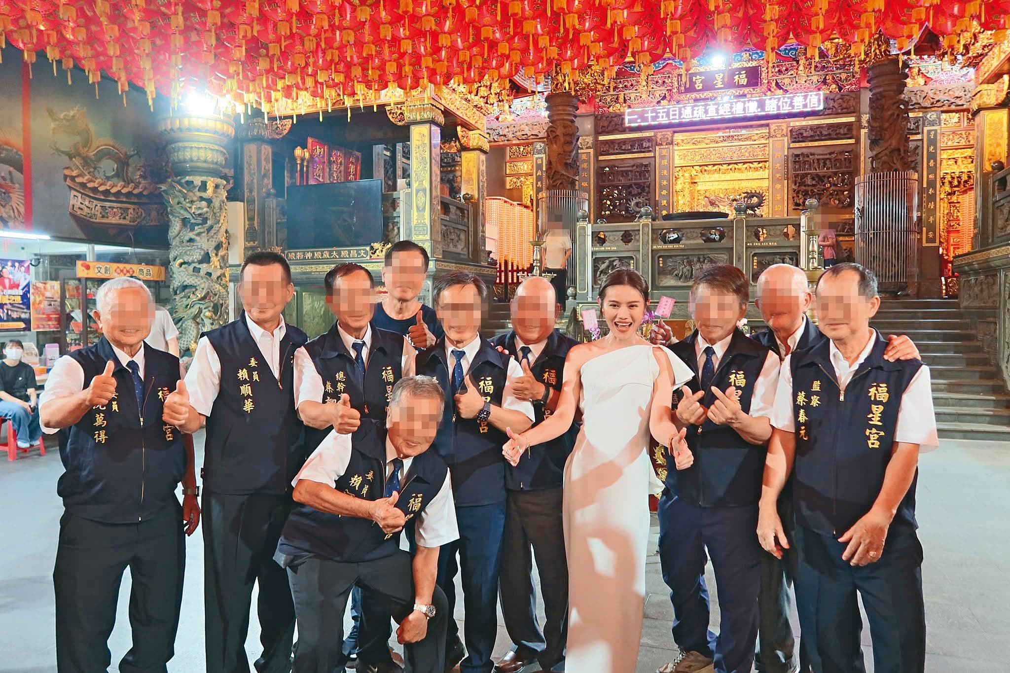 朱海君（右四）現在多半在廟會和慶典活動演唱賺生活費。（翻攝自石牌福星宮臉書）