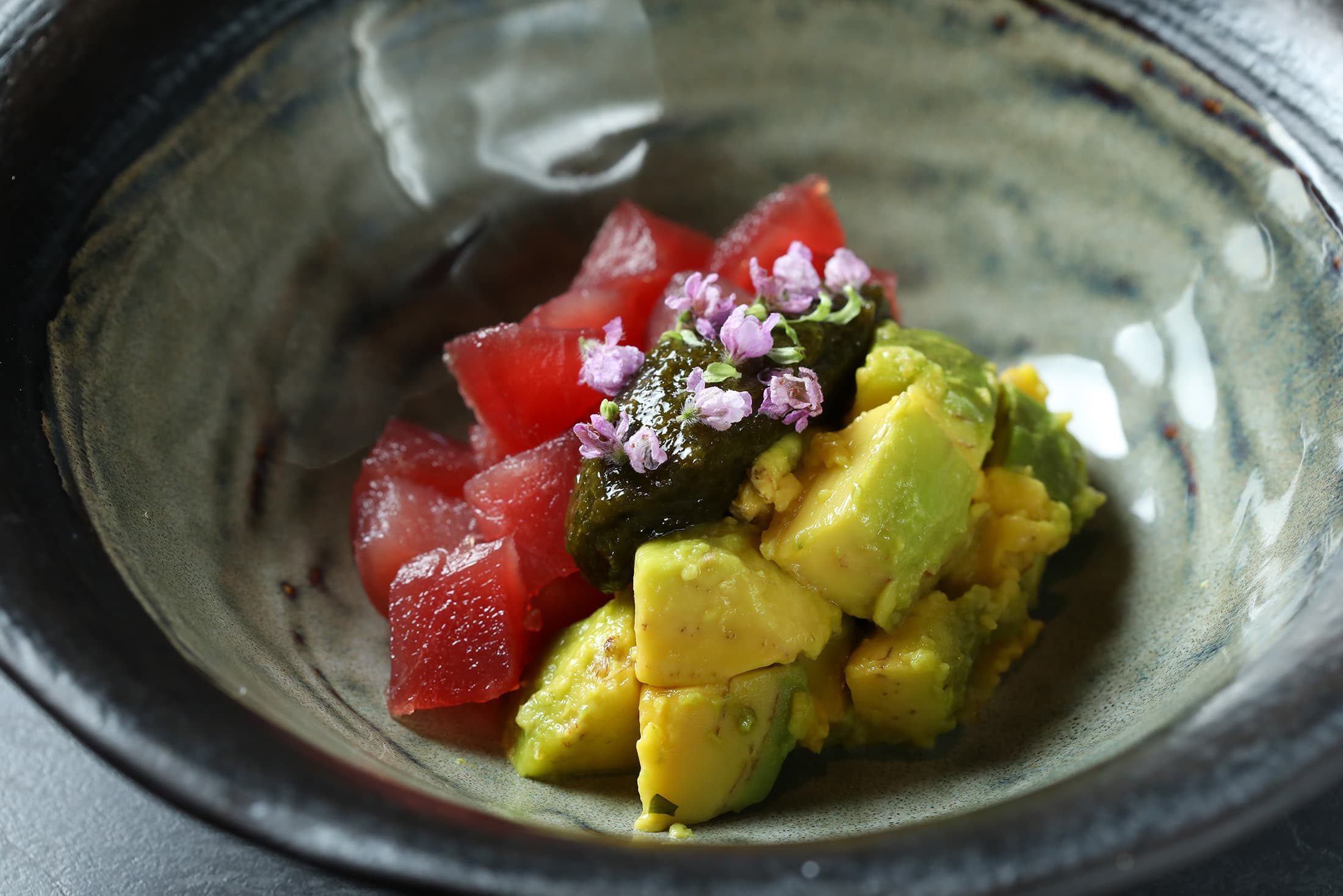 在日本居酒屋常見的新派下酒菜「醬漬鮪魚佐酪梨」，完美結合鮪魚肉質的清甜與酪梨的油脂口感。（380元／份）