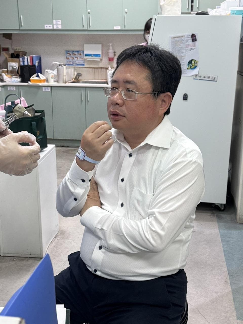 矢板明夫在受訪時還原了驚悚的事發經過。（施志昌提供）