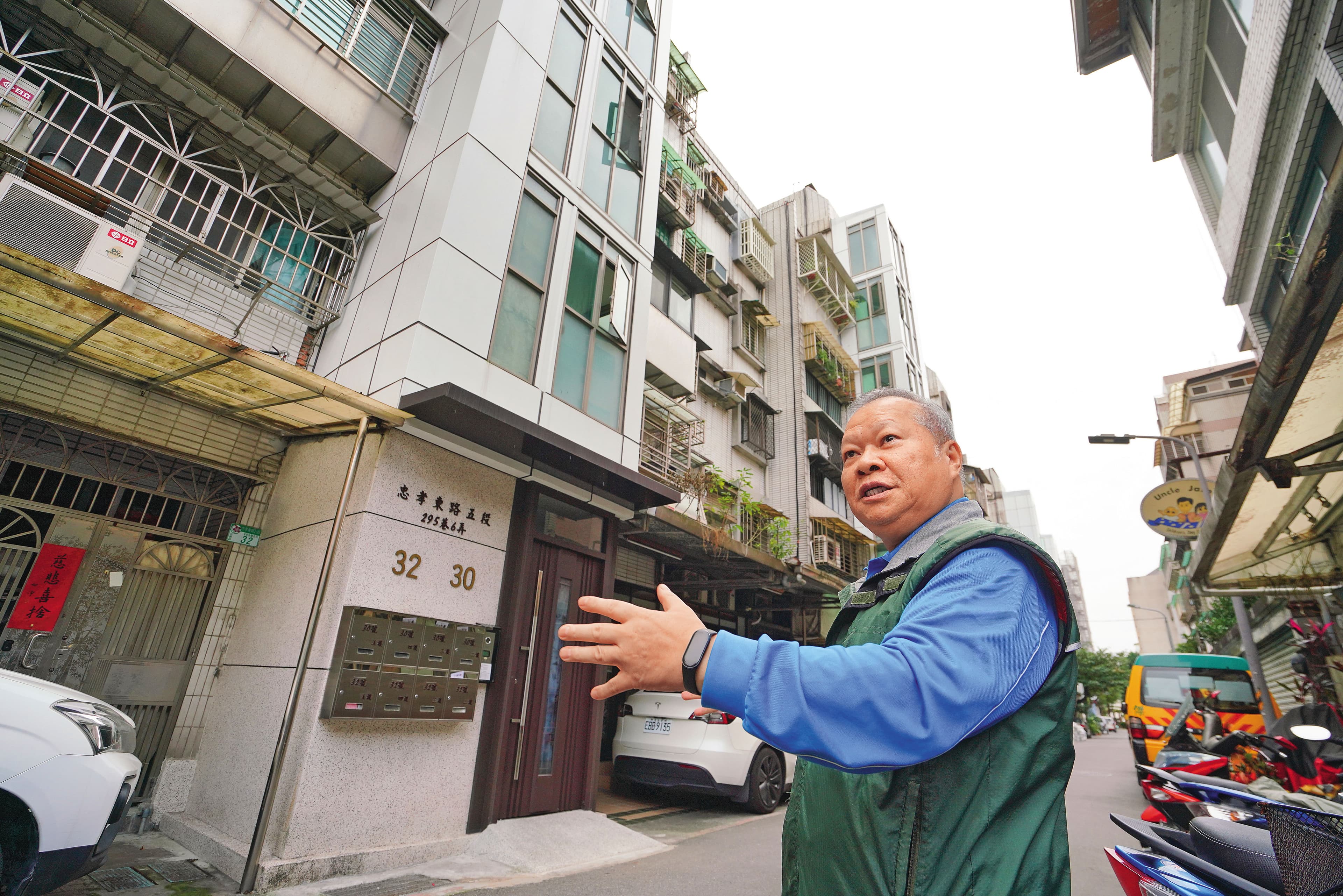 信義富台社區主委陳連壽是推動電梯自救的「雞婆」功臣，他挨家挨戶遊說蓋電梯，讓房屋大增值。