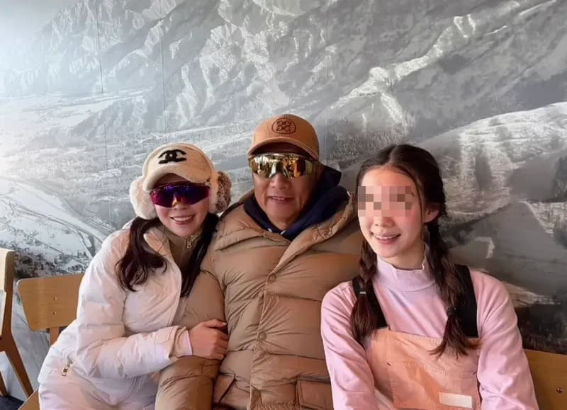 曾馨瑩和郭台銘的大女兒Sandy(右)跟媽媽長得很像。(翻攝hsin_ying_tseng IG)
