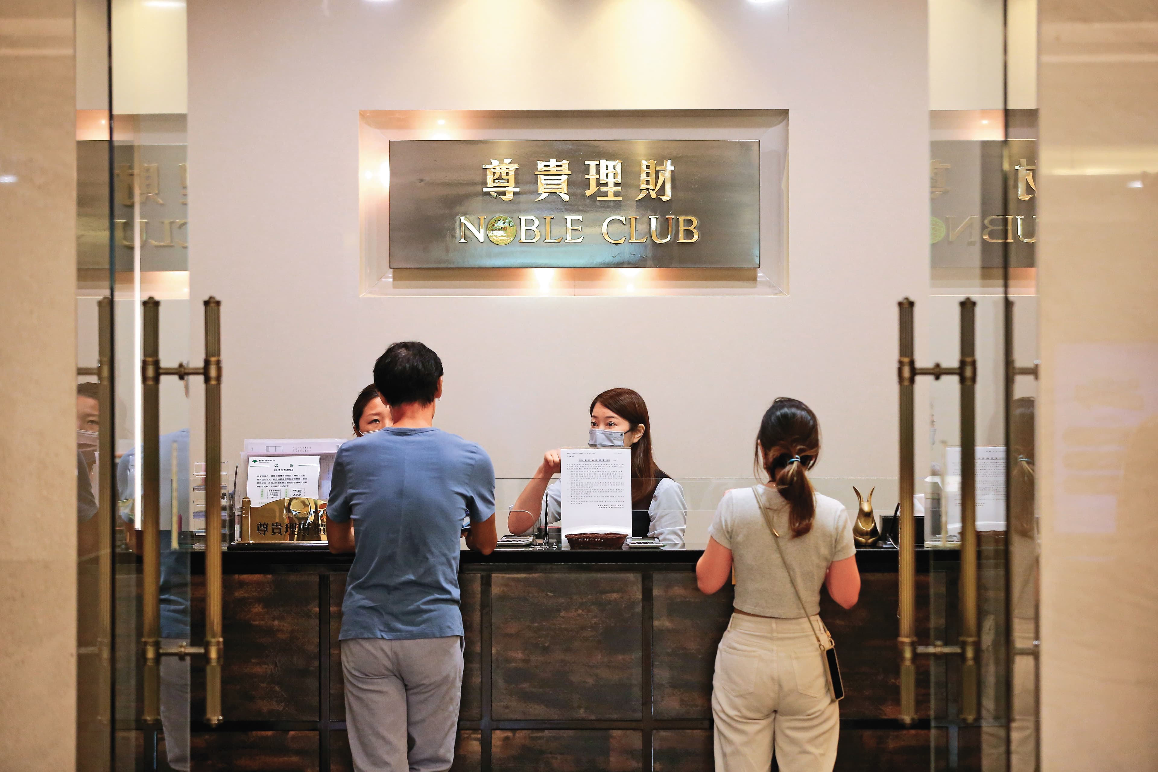 不少高資產人士相信，美債無風險、比定存還安全，如今卻虧損套牢中。
