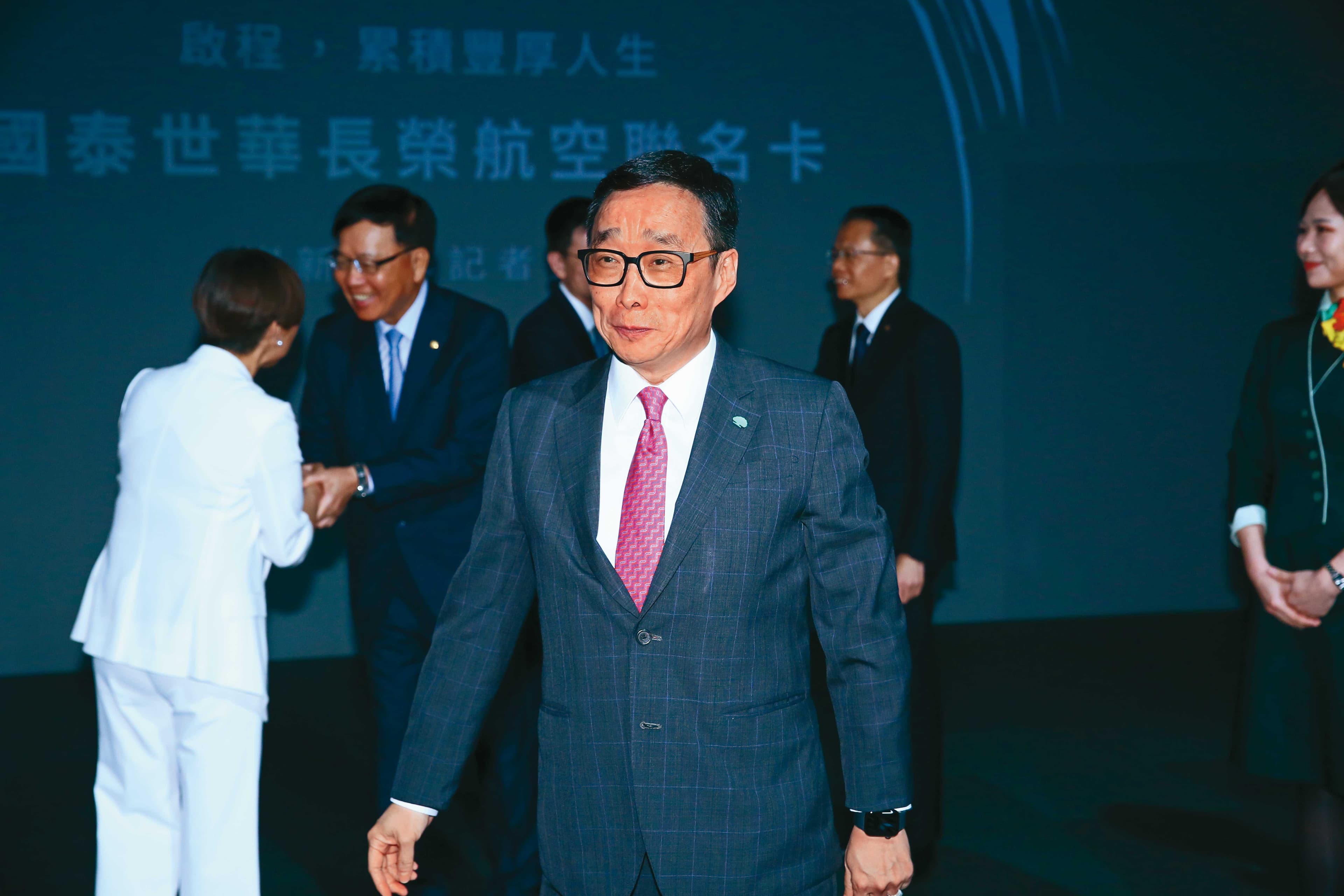 郭明鑑引發的兼職風波,致使國泰投信需認列補償及賠償總金額高達近10億元。