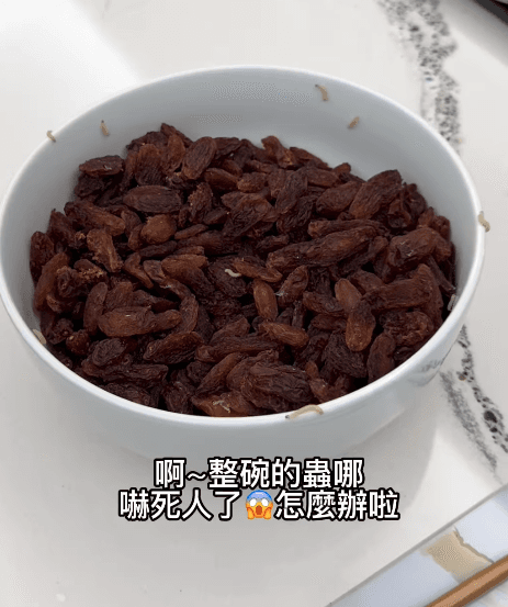 徐薇把整包果乾倒出，發現有更多小蟲。（翻攝自IG）