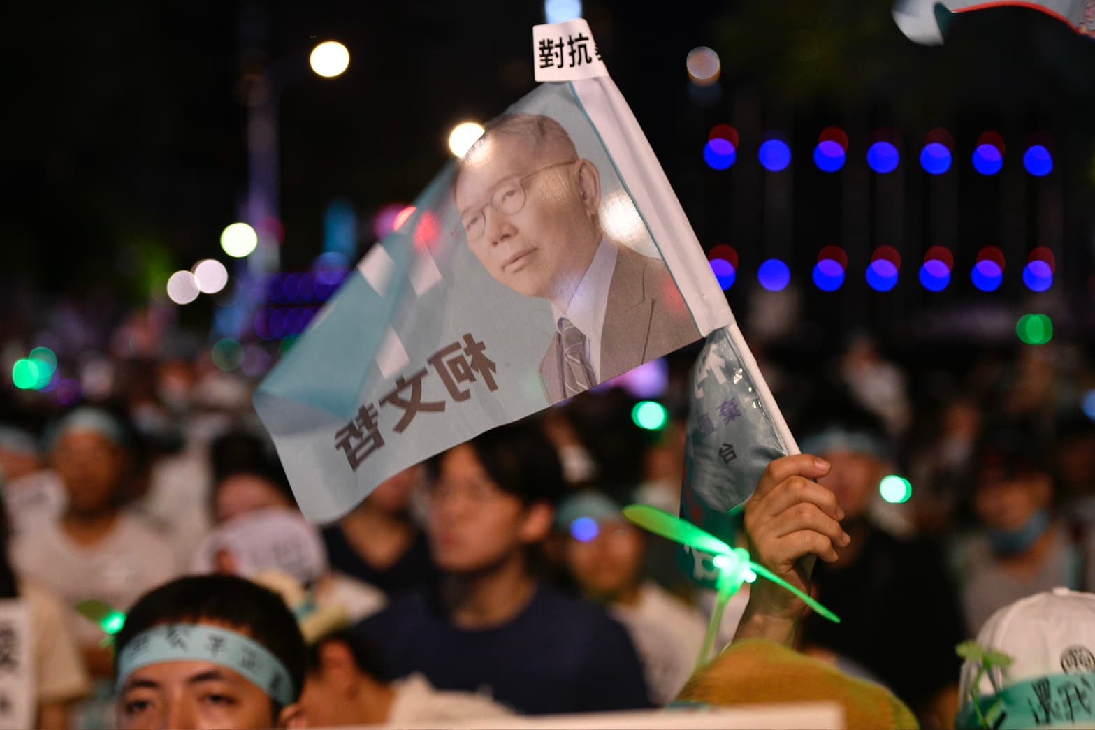支持者拿著柯文哲的旗子聲援。