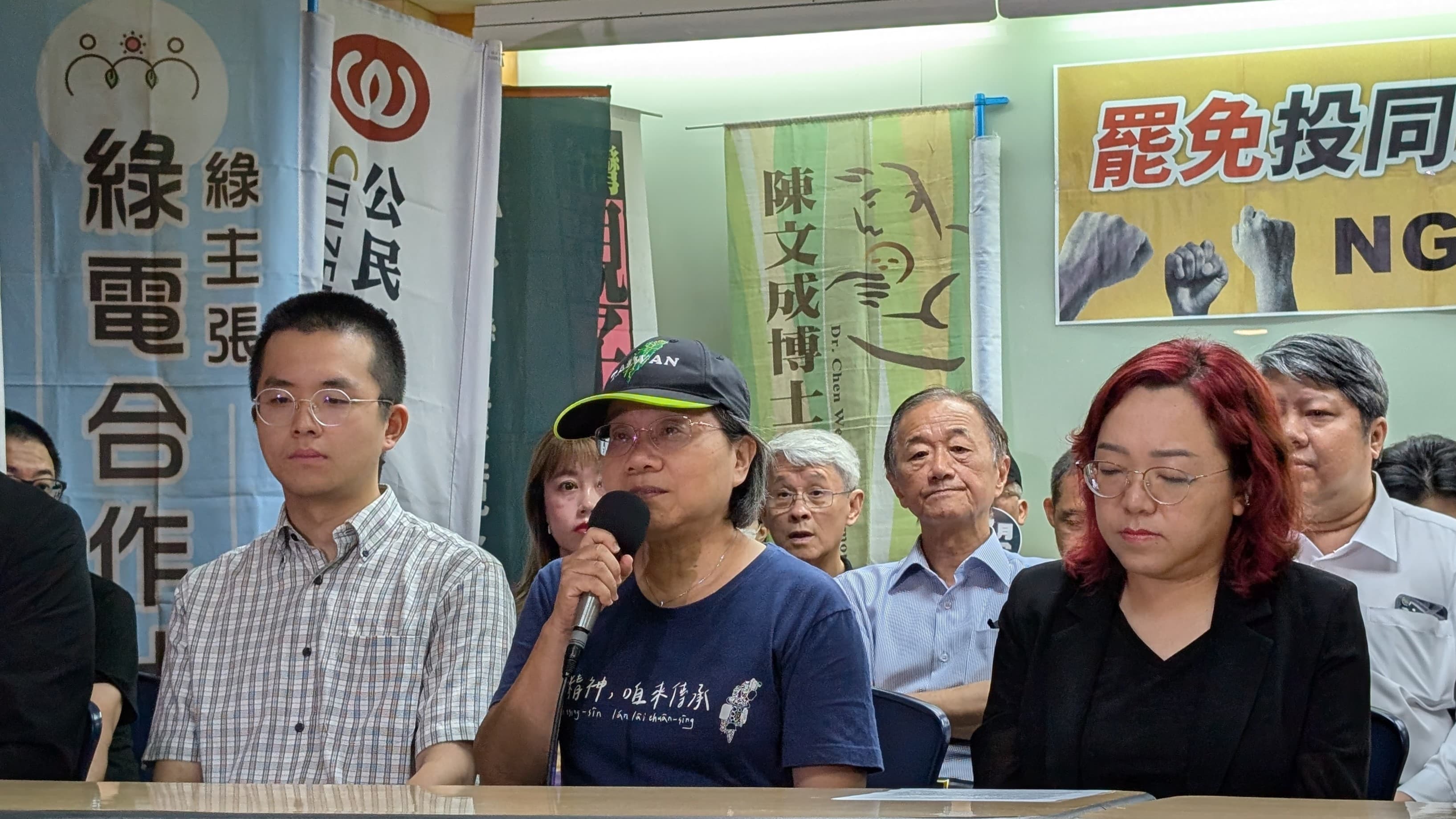 李江却台語文教基金會陳豐惠以台語發言，呼籲大家抵抗中國侵略，延續台灣語言文化，大罷免投下同意票，共同守護語言多元、文化豐富的自由國家──台灣。（綠色公民行動聯盟提供）