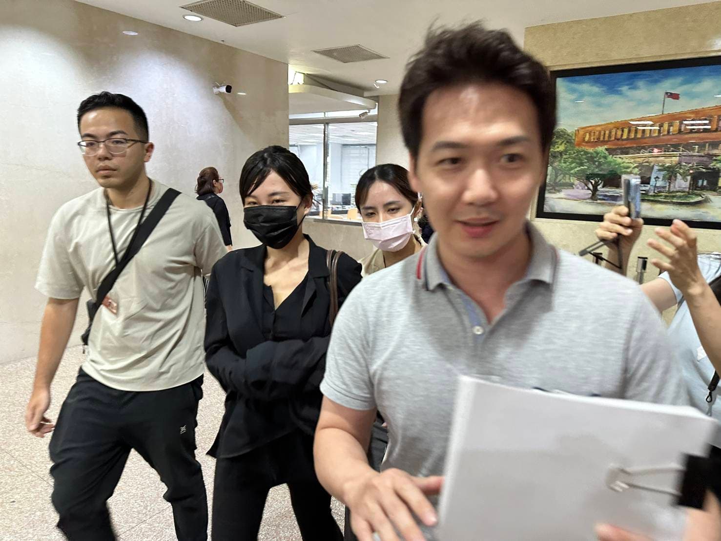 李宜諪抵達北檢時面對媒體詢問均無正面回應。