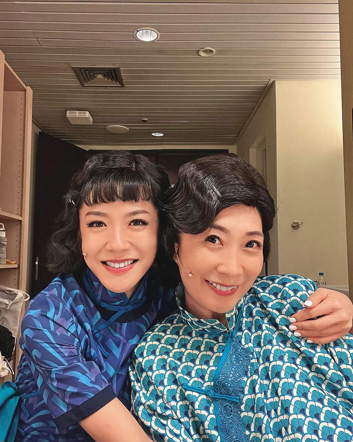 楊千霈（左）畢業於台大戲劇系，在主持之外也穩定演出舞台劇。右為黃嘉千。（翻攝自楊千霈IG）