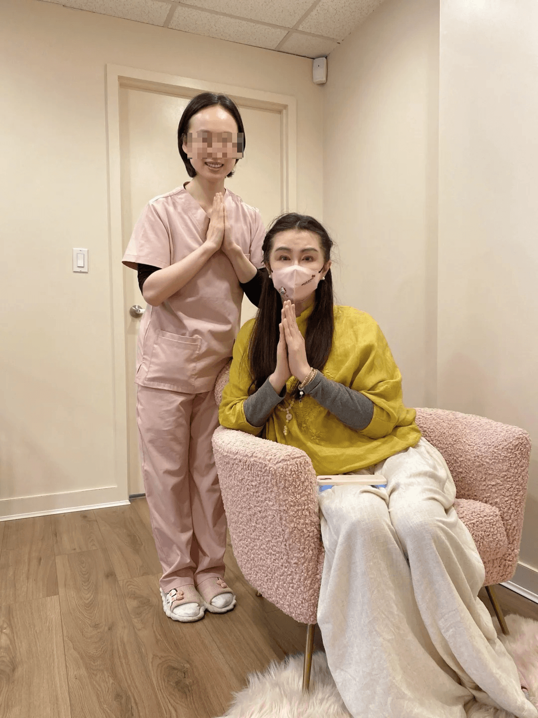員工分享與王祖賢的合照，王祖賢氣質依舊脫俗。（翻攝小紅書）