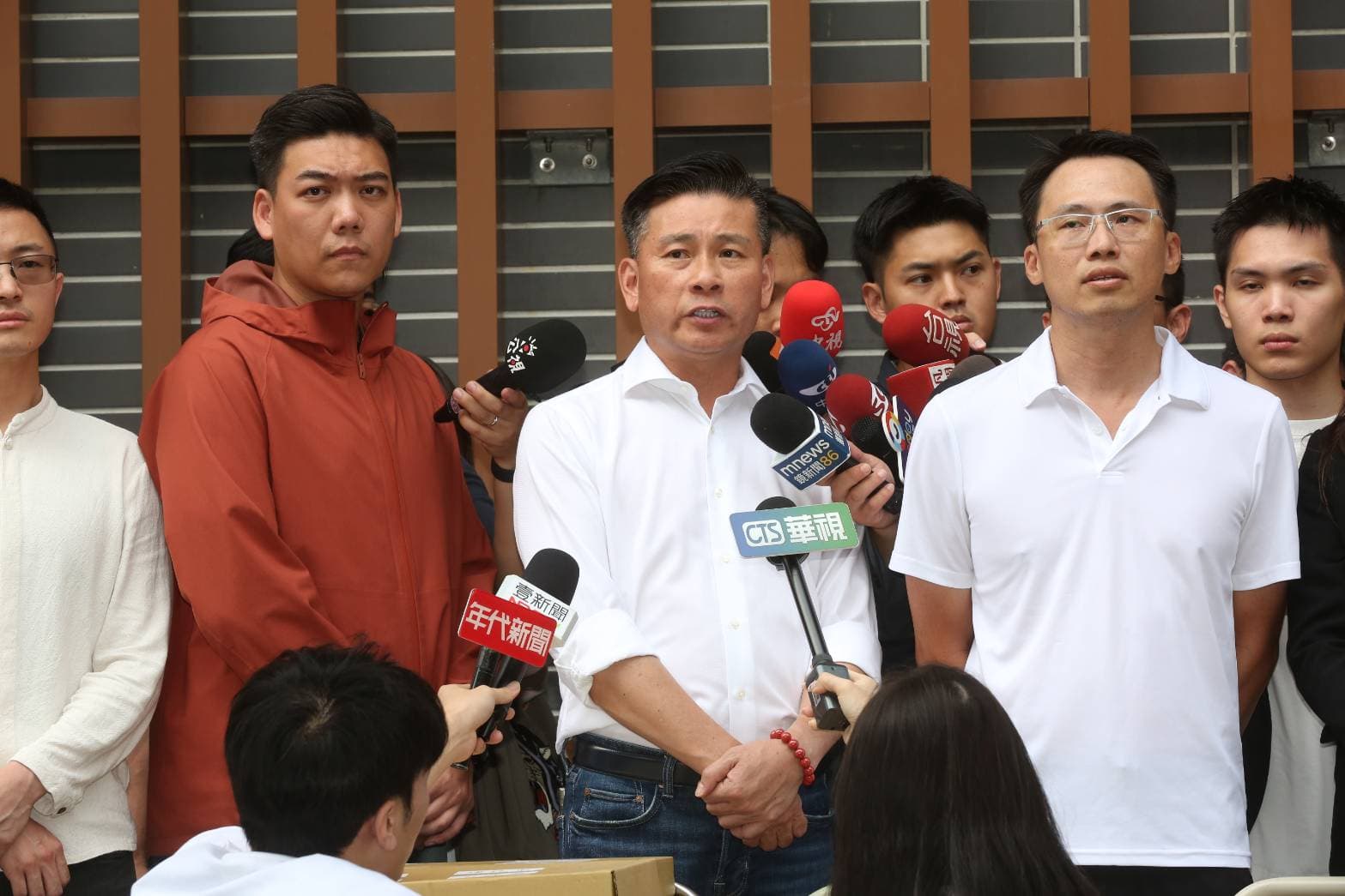 針對罷免過程中涉嫌偽造文書等觸犯法律的問題，今陪同送件的議長戴錫欽表示國民黨應深自檢討。（鏡報董孟航攝）