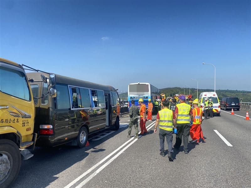 軍用巴士疑未保持安全距離而追撞前方遊覽車，後方車流連鎖反應造車2車追撞。（翻攝畫面）