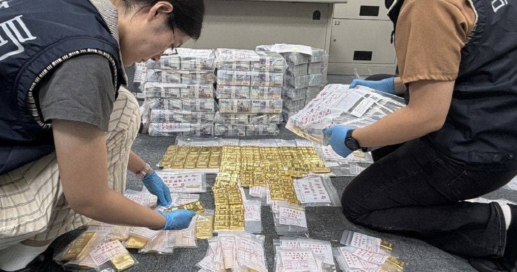檢警搜索查扣大批現金。（檢方提供）