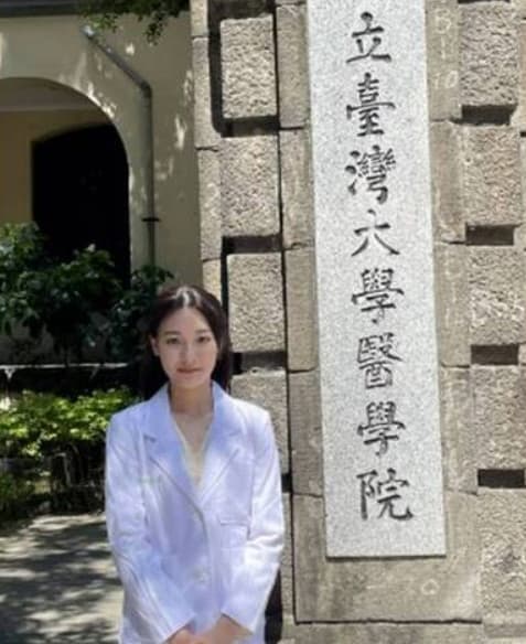 馮琪淯當年以高雄女中榜首考取台大醫學系。翻攝IG@spottedclaw0415）