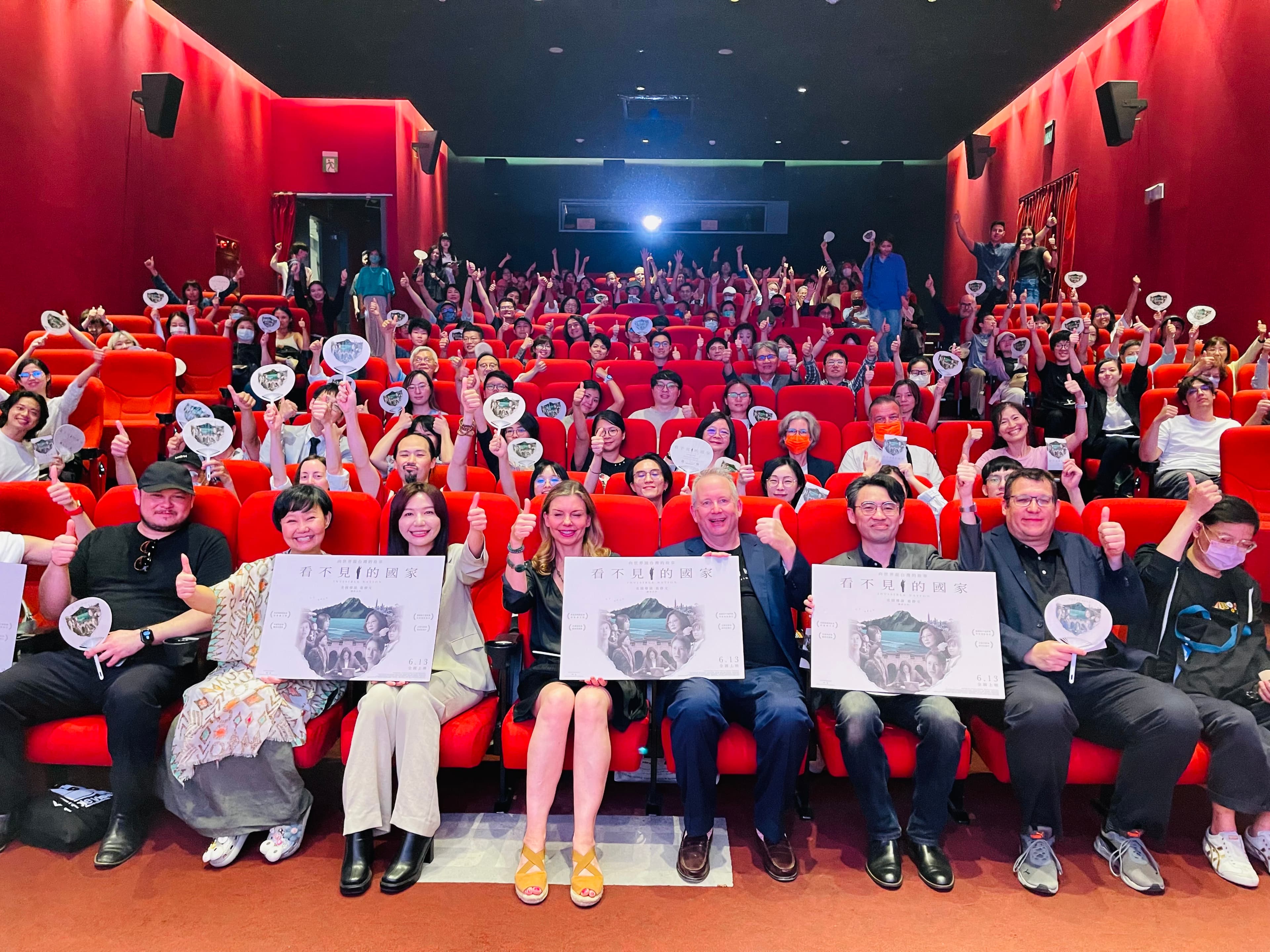 《看不見的國家》吸引不少台灣影人捧場，電影播映前更遇上地震。（海鵬提供）