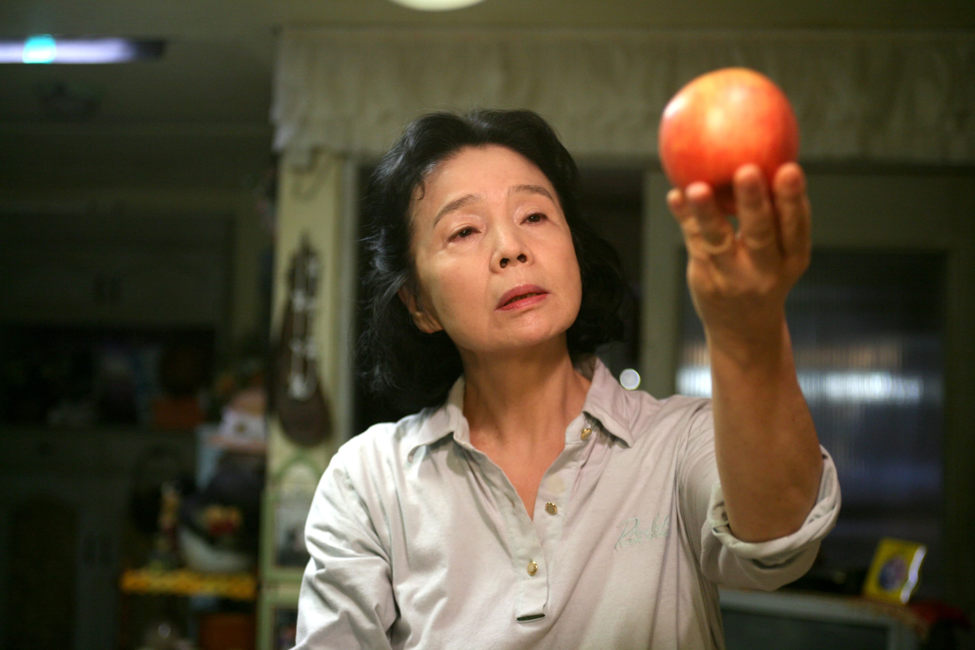 《生命之詩》尹靜姬與角色命運之間難以分割的連結，令人動容。（光年映畫提供）