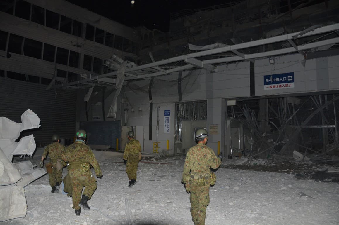 日本消防單位、自衛隊前進熊本AEOM MALL進行搜救。（翻攝自 陸上自衛隊西部方面隊X）