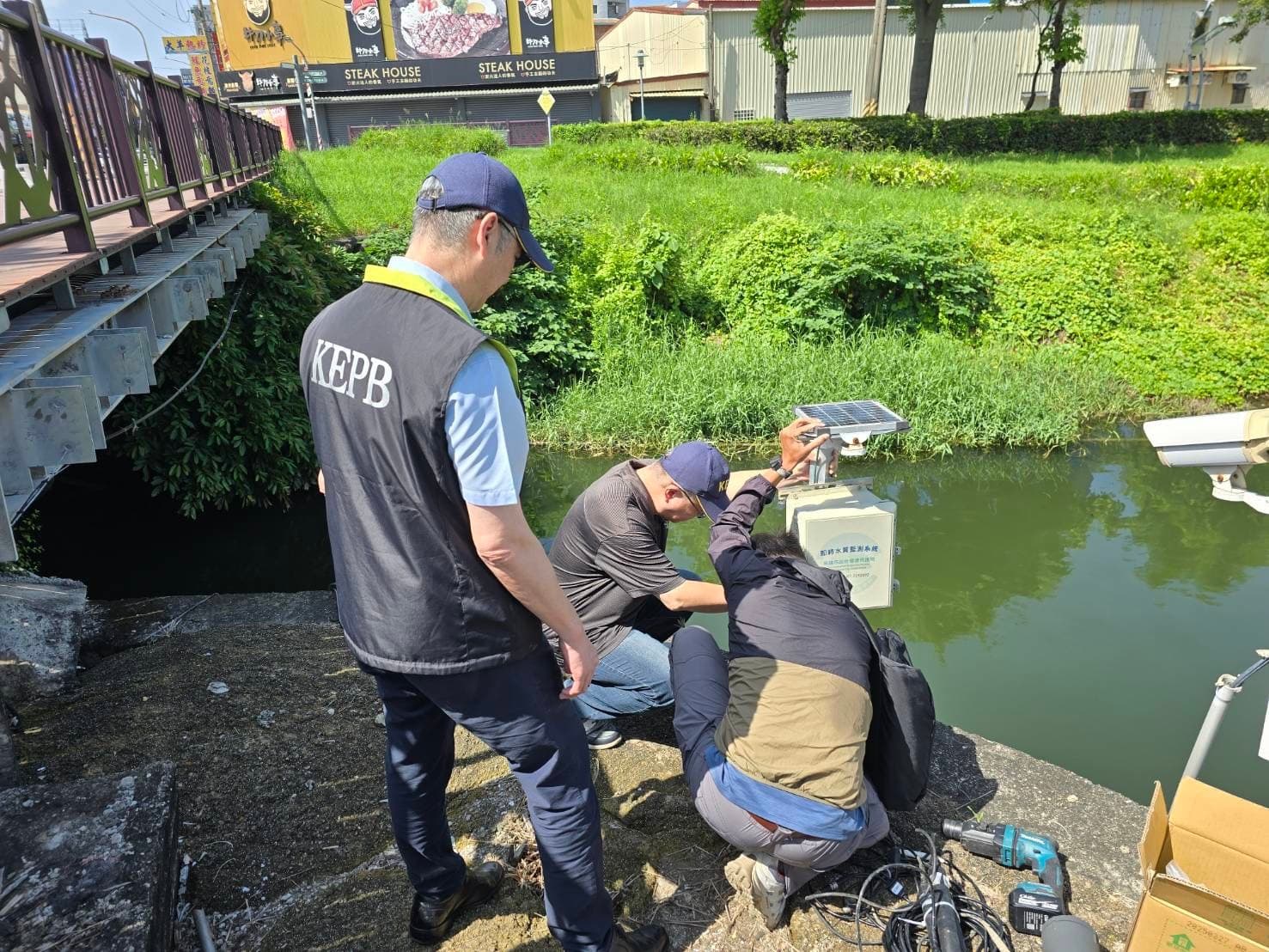高雄楠梓區後勁溪近日浮出多達5000公斤的魚屍，環保局擴大稽查後，發現5家業者違法排放含油脂白濁的污水。（高市環保局提供）